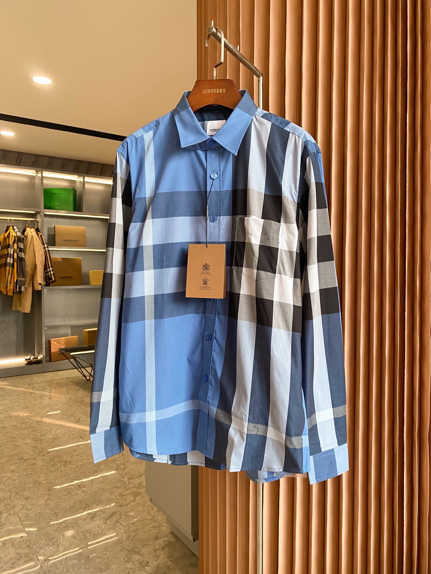 NO:782415,Plaid stretch cotton poplin long-sleeved shirt (p-comes with a full set of small packages) (not all plaids can be called Bur) BUR's top order, sold simultaneously in famous stores in Hong Kong and Macao, official website price of 4,000, the most classic plaid design, century-old classic plaid elements, casual cotton short-sleeved shirt for couples!  Produced by Hefei OEM factory, the latest model of BUR London series will be sold simultaneously in Hong Kong and Macao buyer stores. The cabinet is K+, a must-have for BUR fans!  !  It is an obvious hit item. First of all, this style is a new product in the BUR London series. I don’t need to explain to you how popular BUR’s new London label is this year. Secondly, it is such a short-sleeved shirt style that is extremely rare at the moment. The popularity of this style is definitely foreseeable!  !  The classic plaid element, the signature element of BUR that has been around for centuries, is definitely a sense of size that can be recognized at a glance, and it also highlights the sense of class. The design style of the small pointed collar highlights the spirit and style. Especially the classic slim tailoring used in this model makes the whole person more stylish. The design of the large plaid further highlights the stability and maturity without losing the sense of daily leisure!  Made of top-grade elastic cotton material, the overall drape is very good, the version is extremely wide, the upper body shows the style of a British gentleman, and the design is not attractive at all. It can be easily controlled and interpreted in various occasions, creating the fashionable style brought by BUR!  !  Synchronized with counter-grade packaging, all the details and workmanship are of the highest quality, which instantly beats all versions on the market. I won’t make a detailed comparison with you on this point. After all, you will be able to feel the specifications and quality of this model once you get it!  !  Missing it is a pity, you know my BUR!  !  Without further ado, let’s take control of this product by ourselves!  !  There are five sizes: S, M, L, XL, and XXL. For size data, please go to the size chart to view, Burberry-clothing, burberry, shirts, T-shirt,19860909格纹弹力棉府绸长袖衬衫（p-配全套小包装）（不是所有的格子都能叫Bur）BUR王牌订单,同步港澳名品店发售,官网售价四千,最经典的格纹设计,百年经典格纹元素,情侣款休闲棉质短袖衬衫！ 合肥代工原厂出品,BUR伦敦系列的最新款,同步港澳买手店发售,柜K+,BUR粉丝必入级别！！ 显而易见的爆款单品,首先此款是BUR伦敦系列的新品,今年BUR的新标伦敦有多么的火爆,想必已经不用我跟大家再次阐述了吧,其次还是如此当下极为稀少的短袖衬衫款式,此款的火爆绝对是可以预见的！！ 经典的格纹元素,BUR百年常青的招牌元素,绝对是可一眼辨识的规格感,更是彰显档次感,小尖领的设计风格,突出精气神跟格调感,尤其是此款采用的经典修身裁剪,让整个人更有格调.大格纹的设计,更加的突出稳重成熟缺又不失日常休闲感！ 配置顶级弹力棉材质打造,整体垂感相当之棒,版型极其挺阔,上身尽显英伦绅士格调感,完全不挑人的设计,多种场合均可轻松驾驭跟演绎,谱写BUR的所带来的时尚风情！！ 同步柜台档次包装,各处细节跟做工均是上乘,秒杀市面一切版本,这点我就不跟大家再做仔细对比了,毕竟大家到手之后就能感知到此款的规格跟档次了！！ 错过即是遗憾,我的BUR 你懂得！！ 不再多言,大家自行把控此款吧！！ 码数有五个S、M、L、XL、XXL 尺码数据请移步尺码表查看,博柏利-服装,burberry,shirts,T-shirt,,Women's clothing