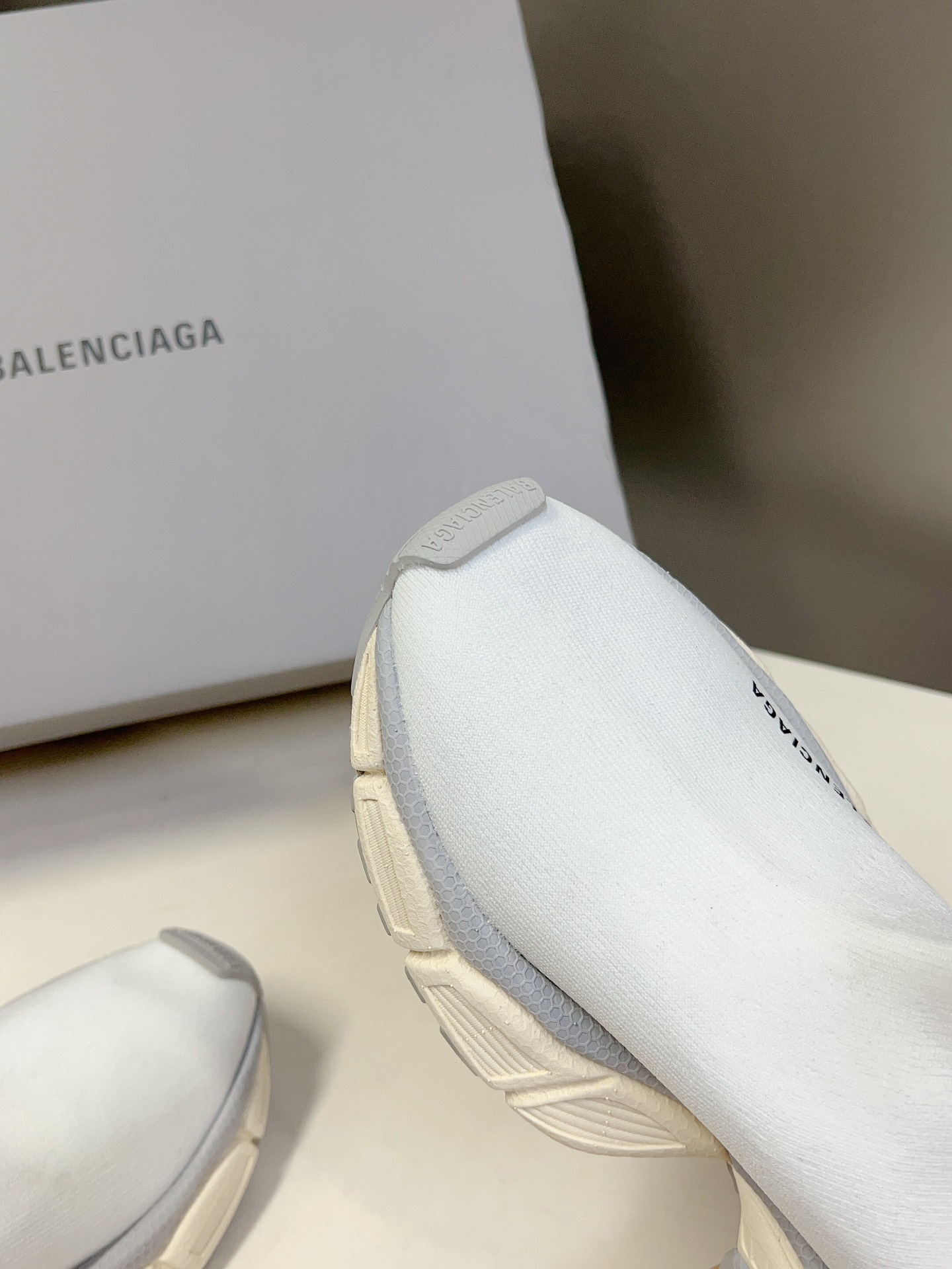 BALENCIAGA巴黎世家3XL出袜子鞋了复古休闲运动鞋系列推出探索时尚界对于原创与挪用的概念以全新系