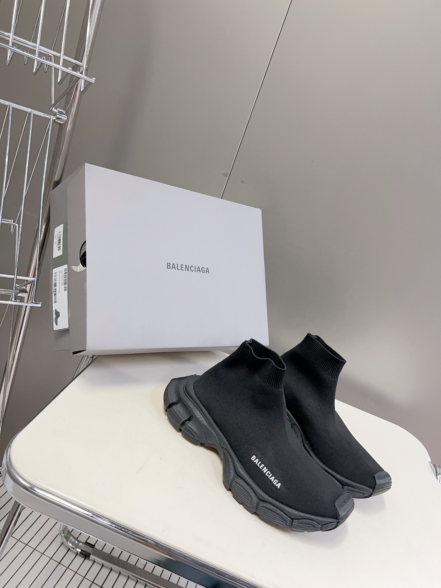 BALENCIAGA巴黎世家3XL出袜子鞋了复古休闲运动鞋系列推出探索时尚界对于原创与挪用的概念以全新系