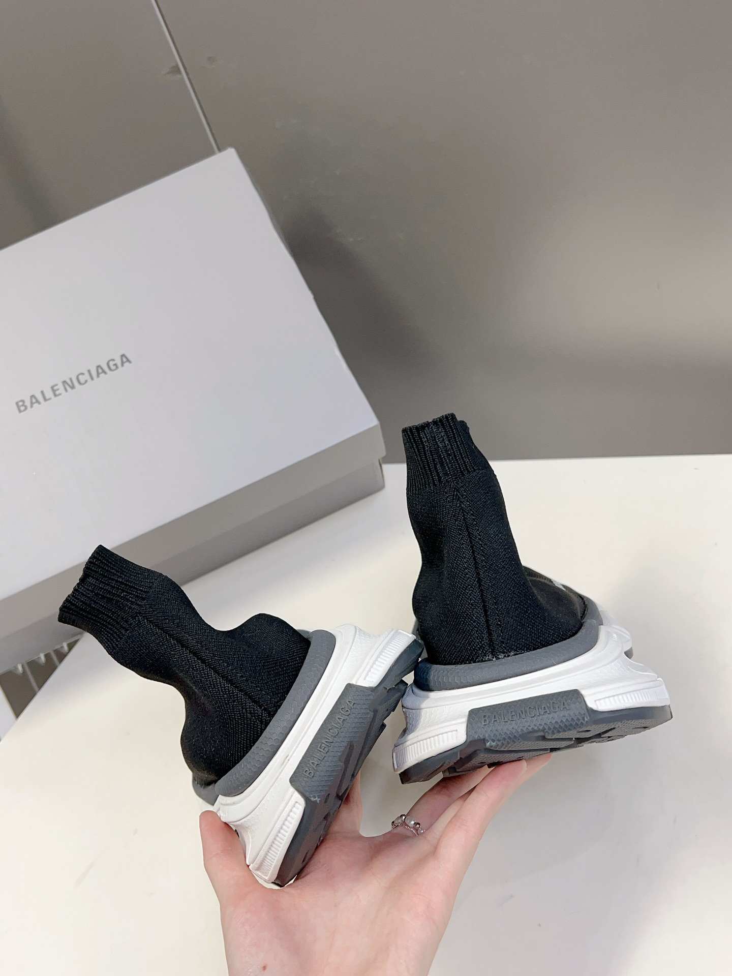 BALENCIAGA巴黎世家3XL出袜子鞋了复古休闲运动鞋系列推出探索时尚界对于原创与挪用的概念以全新系