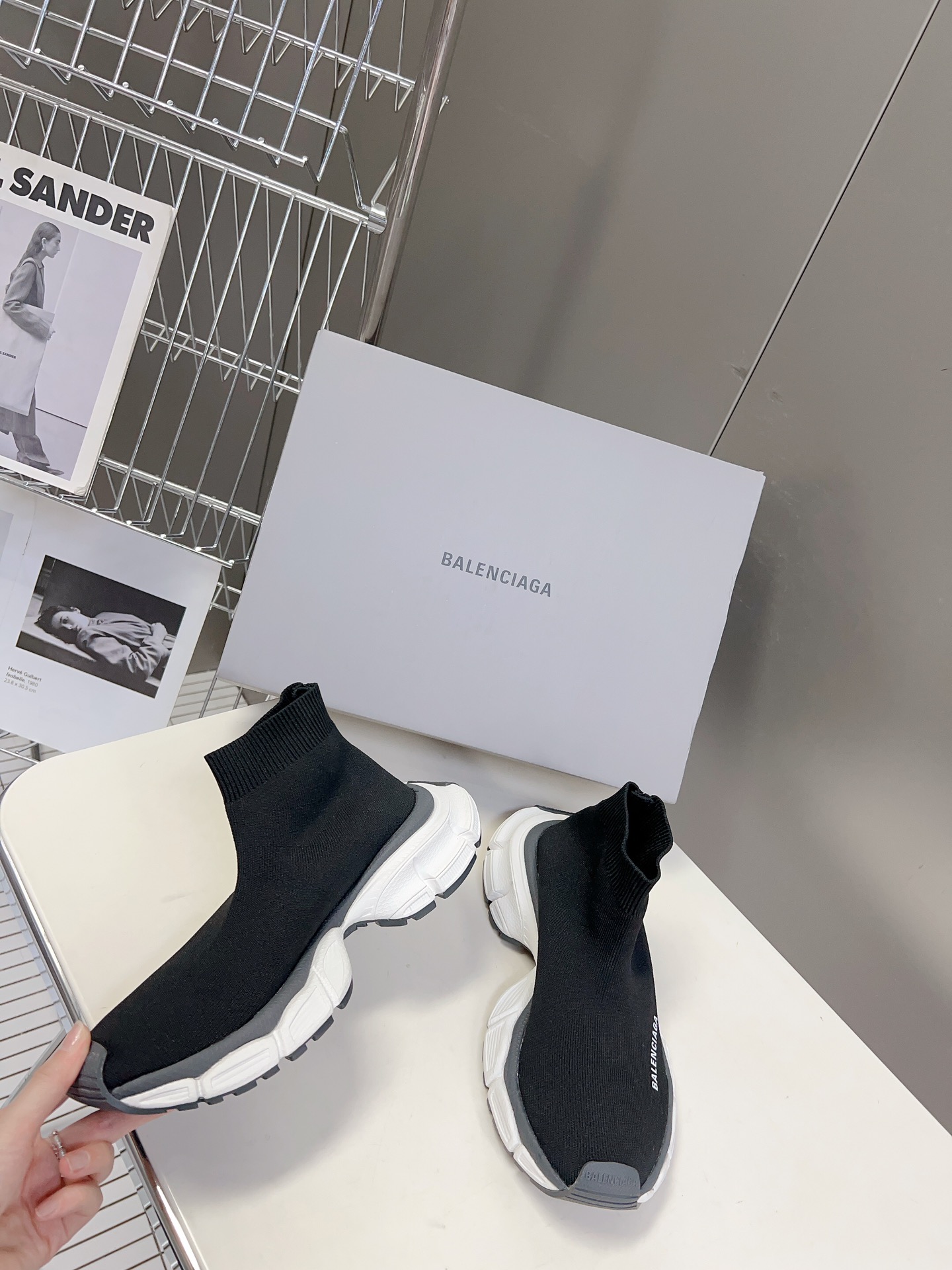 BALENCIAGA巴黎世家3XL出袜子鞋了复古休闲运动鞋系列推出探索时尚界对于原创与挪用的概念以全新系