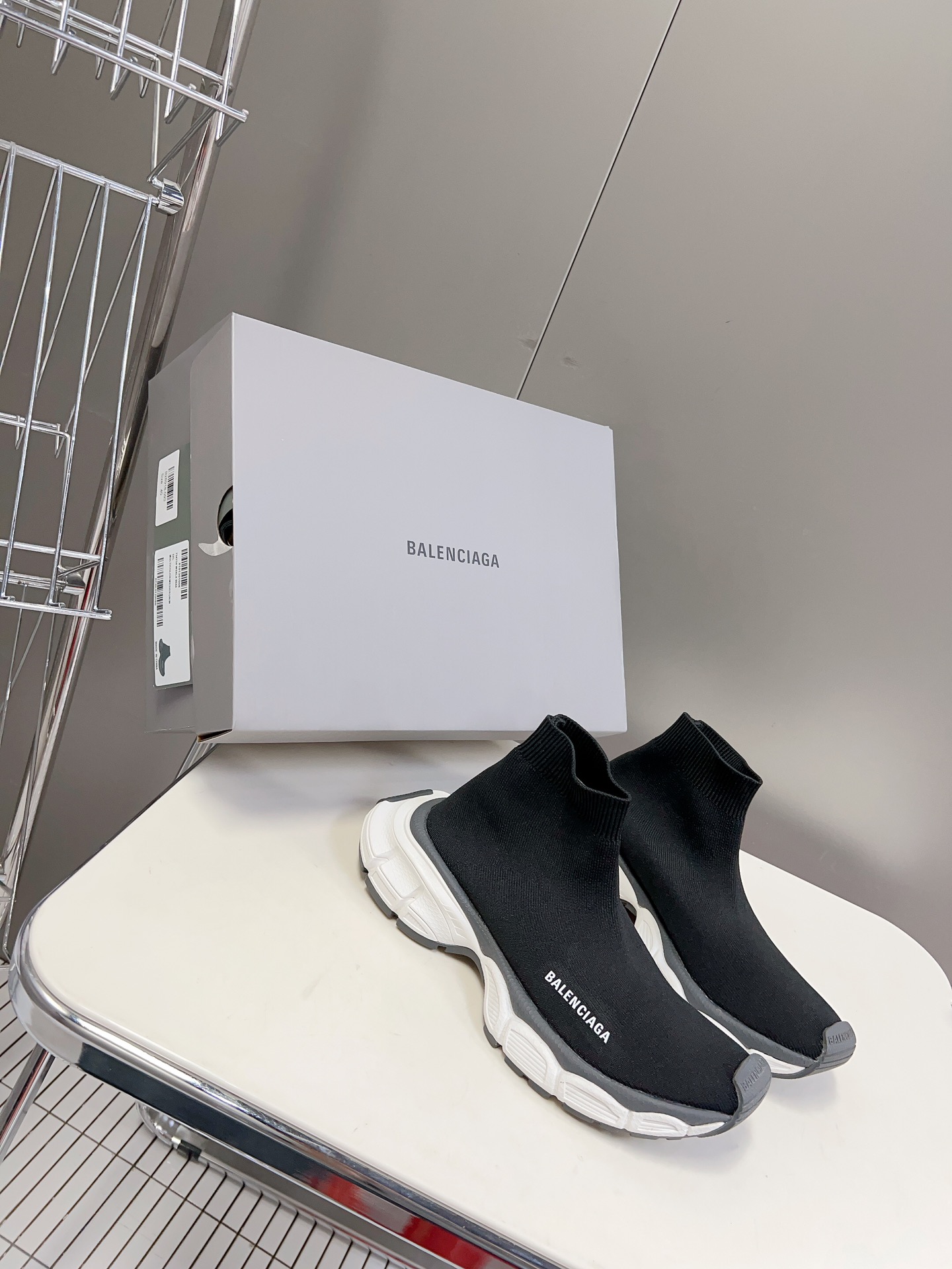 BALENCIAGA巴黎世家3XL出袜子鞋了复古休闲运动鞋系列推出探索时尚界对于原创与挪用的概念以全新系