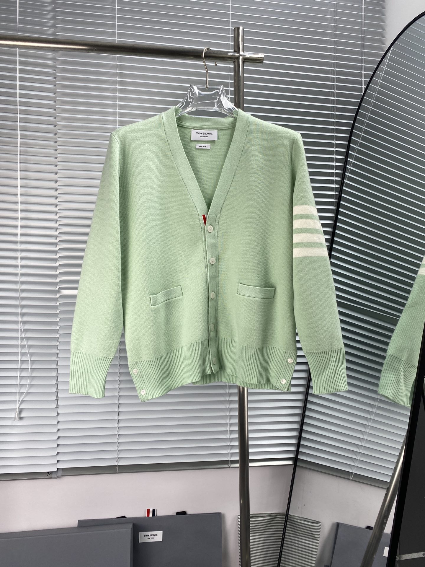 Cárdigan de punto con cuatro rayas estilo colegial de Thom Browne, nueva temporada otoño-invierno. Réplica ex…