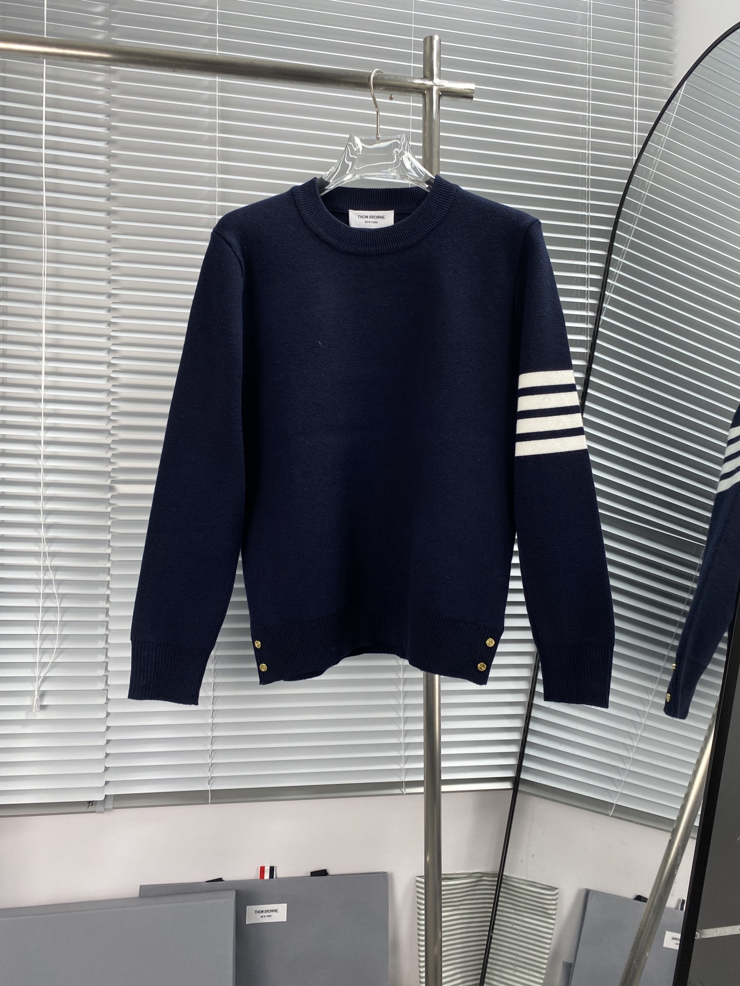 Suéter de cuello redondo estilo colegial de Thom Browne, nueva temporada otoño-invierno. Réplica exacta del original ZP…