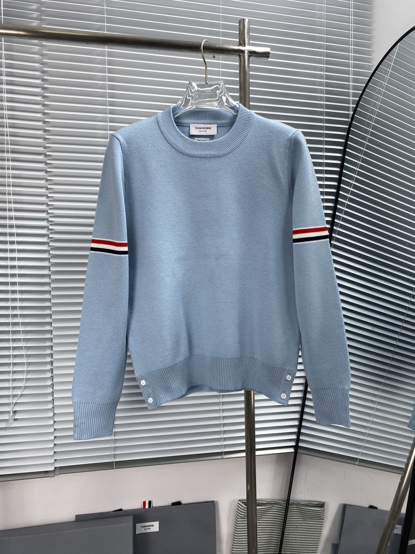 Suéter de cuello redondo de algodón con cinta en la muñeca de THOM BROWNE, último modelo 2023. Esta serie de TB se vend…