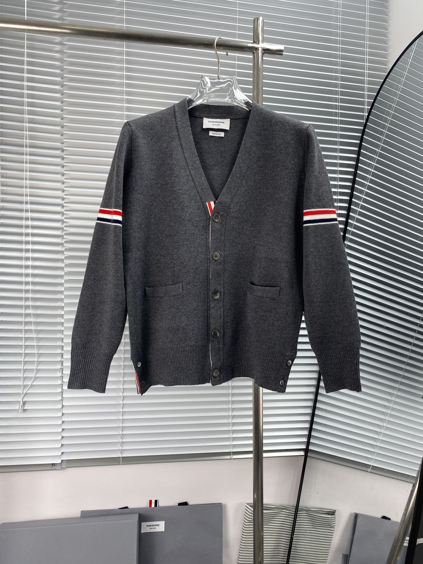 Cárdigan de algodón con cinta en la muñeca de THOM BROWNE, último modelo 2023. Esta serie de TB se vende cada vez más c…