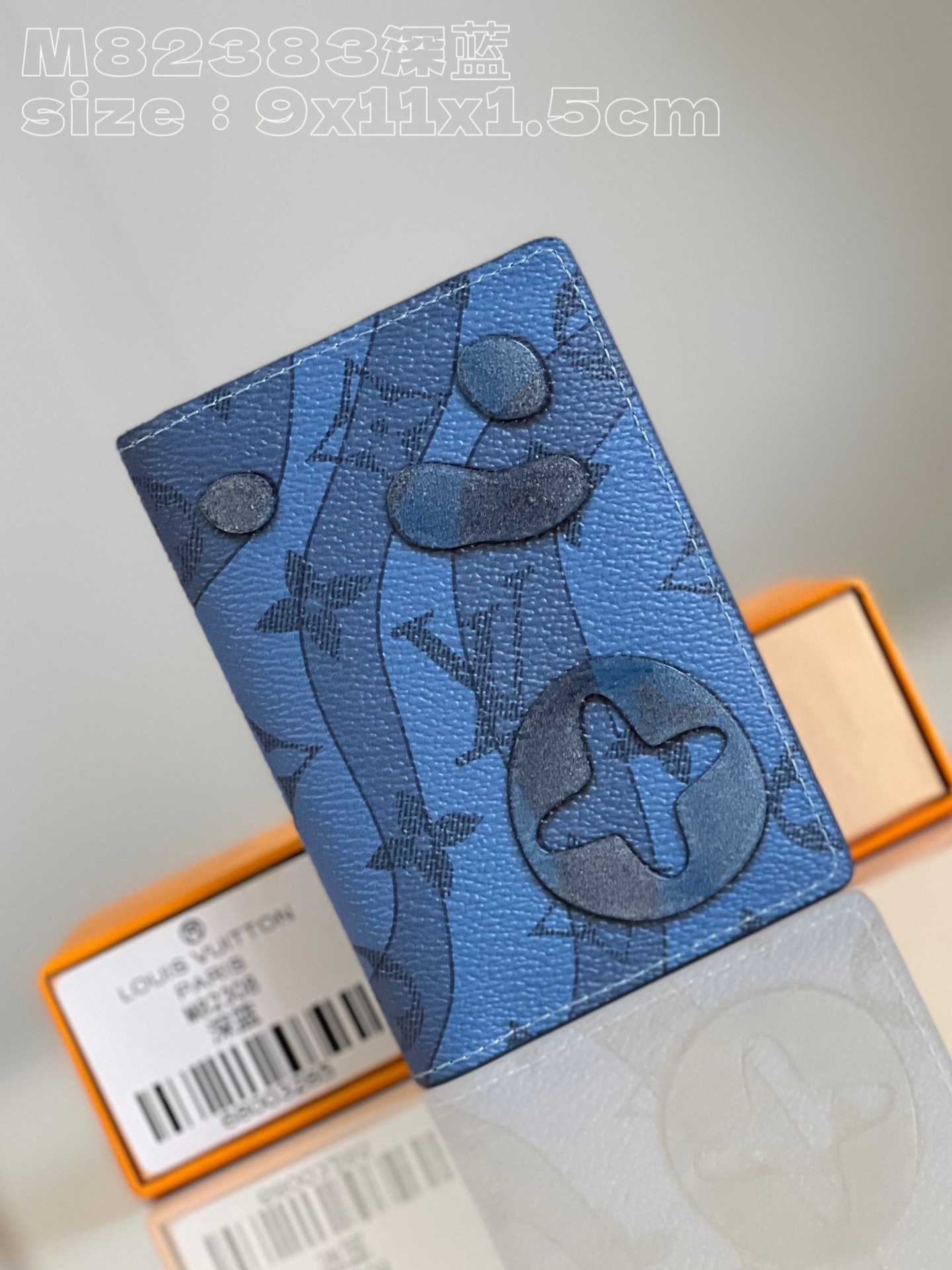 NO:400575,[Exclusive real photo M82308 dark blue] This pocket wallet is made of Monogram Aquagarden canvas, which interprets the in-water style of the classic Monogram pattern. The compact configuration is equipped with card mezzanine, inner bag and outer bag. Size7.5x11x1cm v.190, LV [original leather], louis vuitton19860909【独家实拍 M82308深蓝】本款口袋钱夹选用 Monogram Aquagarden 帆布,演绎经典 Monogram 图案的水中风貌.紧凑构型设有卡片夹层、内袋和外袋.size7.5x11x1cm v.190,LV【原厂皮】,louis vuitton,Bag