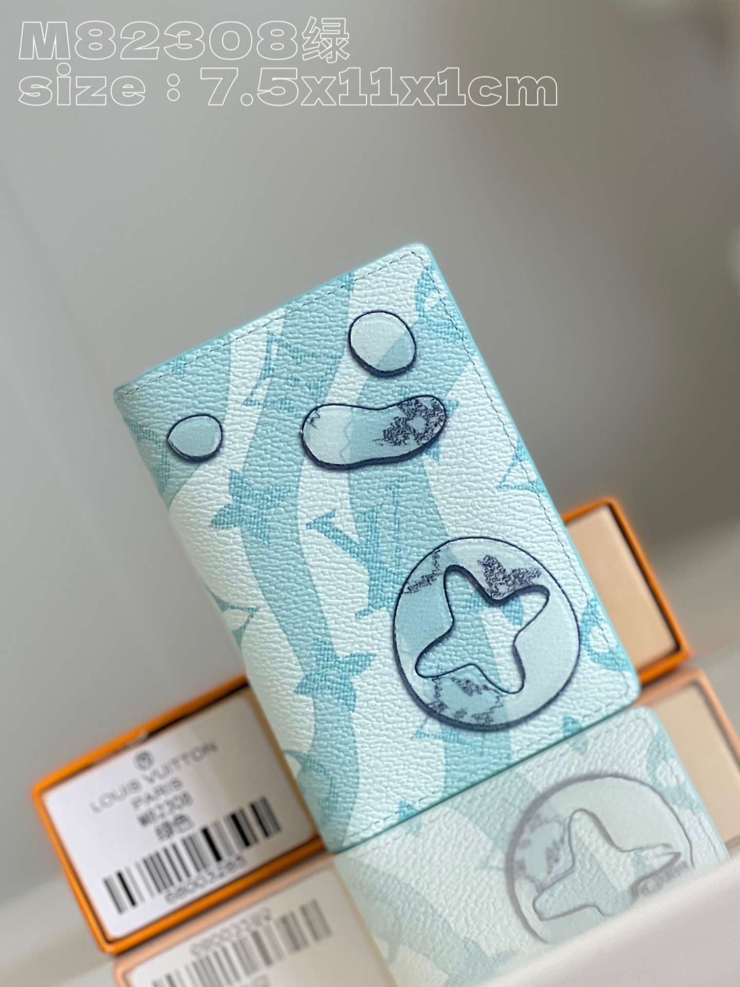 NO:400577,[Exclusive real photo M82308 green] This pocket wallet is made of Monogram Aquagarden canvas, which interprets the in-water style of the classic Monogram pattern. The compact configuration is equipped with card mezzanine, inner bag and outer bag. Size7.5x11x1cm v.190, LV [original leather], louis vuitton19860909【独家实拍 M82308绿】本款口袋钱夹选用 Monogram Aquagarden 帆布,演绎经典 Monogram 图案的水中风貌.紧凑构型设有卡片夹层、内袋和外袋.size7.5x11x1cm v.190,LV【原厂皮】,louis vuitton,Bag