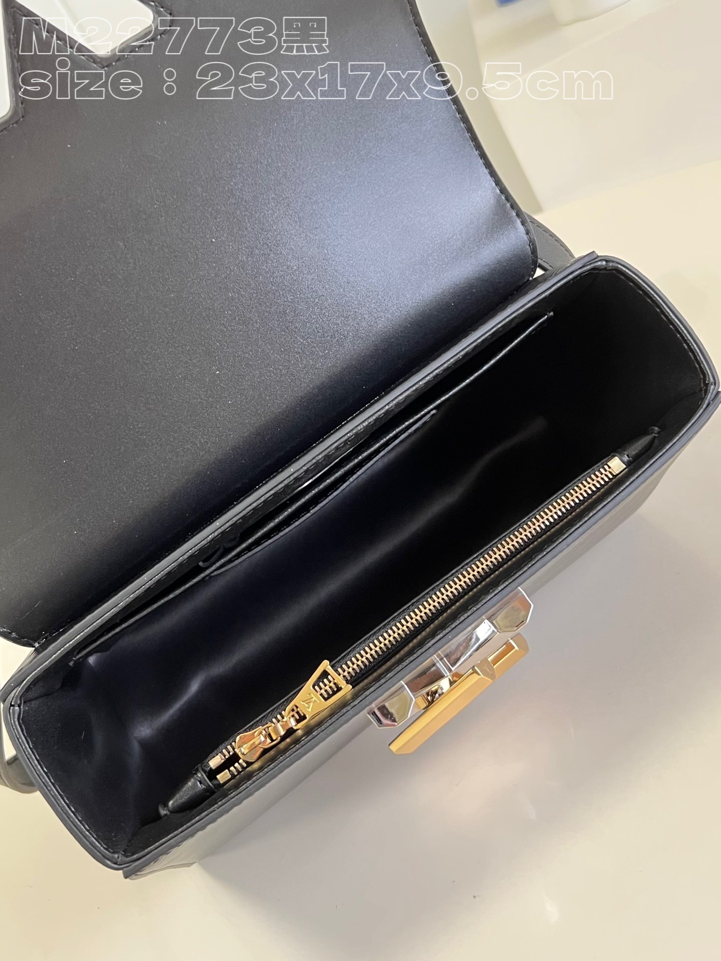 顶级原单M22773黑本款Twist中号手袋将品牌标志性Monogram花卉精巧融入装饰链条与双色锁扣相