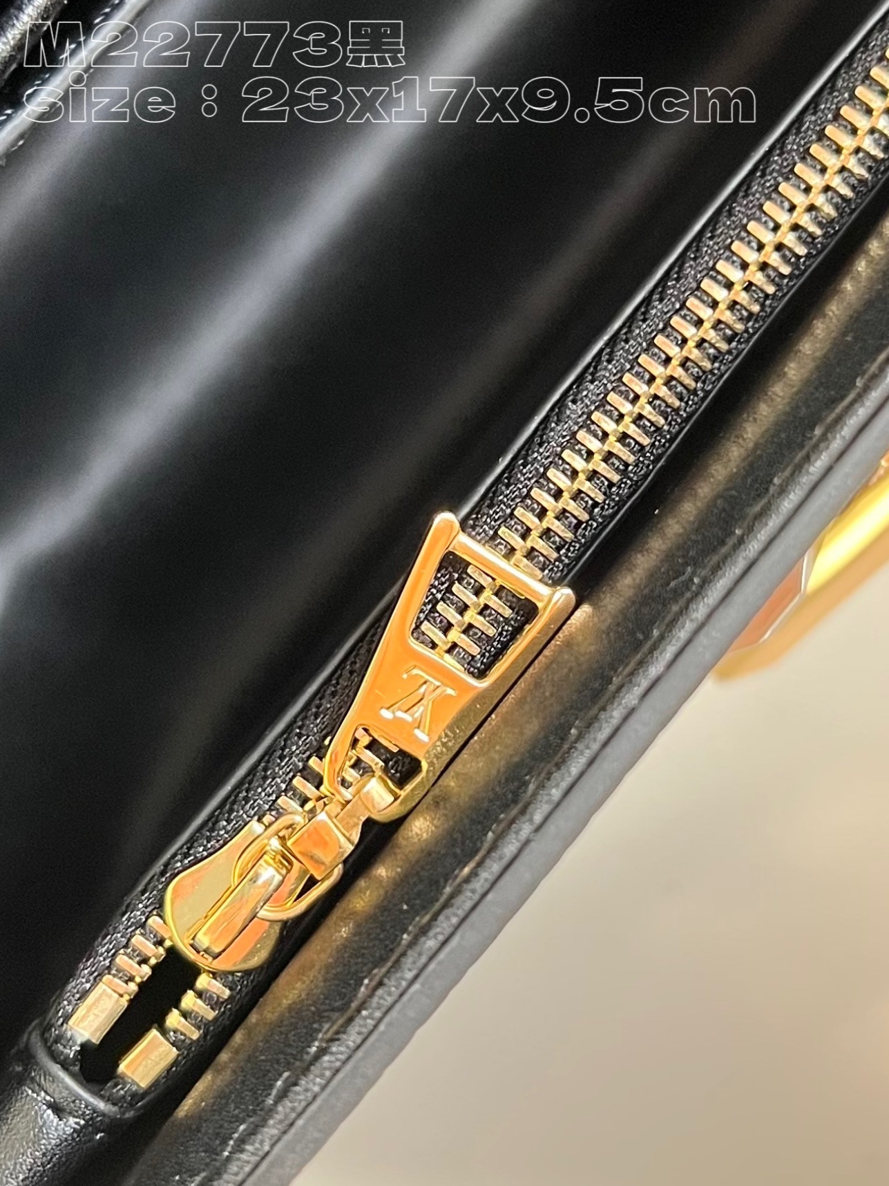 顶级原单M22773黑本款Twist中号手袋将品牌标志性Monogram花卉精巧融入装饰链条与双色锁扣相