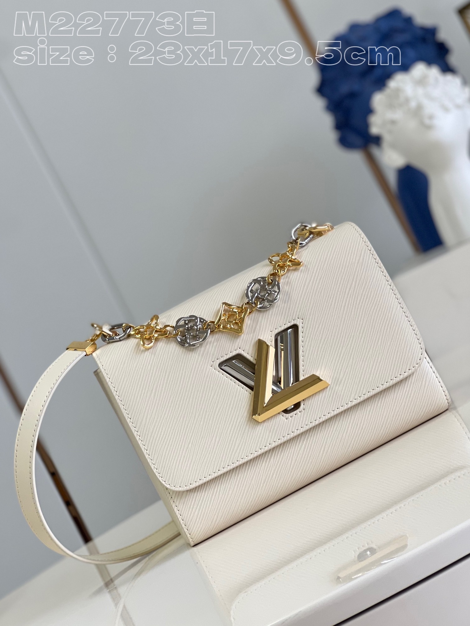 顶级原单M22773白M22774本款Twist中号手袋将品牌标志性Monogram花卉精巧融入装饰链条