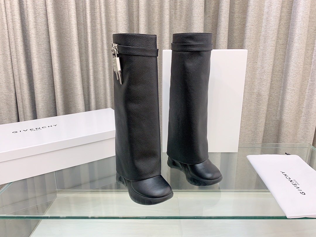 NO:244872,Top version (customized model) Givenchy Givenchy new grained cowhide boots Shark Lock series Original 1:1 development, leather strap, paired with GIVENCHY LOGO metal buckle, silver-finished 4G Lock padlock on the right side, silver-finished GIVENCHY LOGO metal padlock on the left side, using sheepskin inner lining and rubber thick bottom!  Invisible zipper, leather zipper head on the inner side of the foot. Heel height is about 12 cm; thick sole height is about 3.5 cm. Size number 35~41. Boots, given, given, given, boots, cowhide, sheepskin19860909顶级版本（定做款） Givenchy·纪梵希新款粒面牛皮革筒靴Shark Lock系列 原版1:1开发,皮革饰带,搭配GIVENCHY LOGO金属扣,右侧饰以银色饰面4G Lock挂锁,左侧饰以银色饰面GIVENCHY LOGO金属挂锁,采用羊皮内里,橡胶厚底！隐形拉链,脚部内侧配有皮革拉链头.鞋跟高度约12厘米；厚底高度约3.5厘米 码数35～41,靴子,givenchy,givenchy,boots,cowhide,sheepskin,Women's Shoes