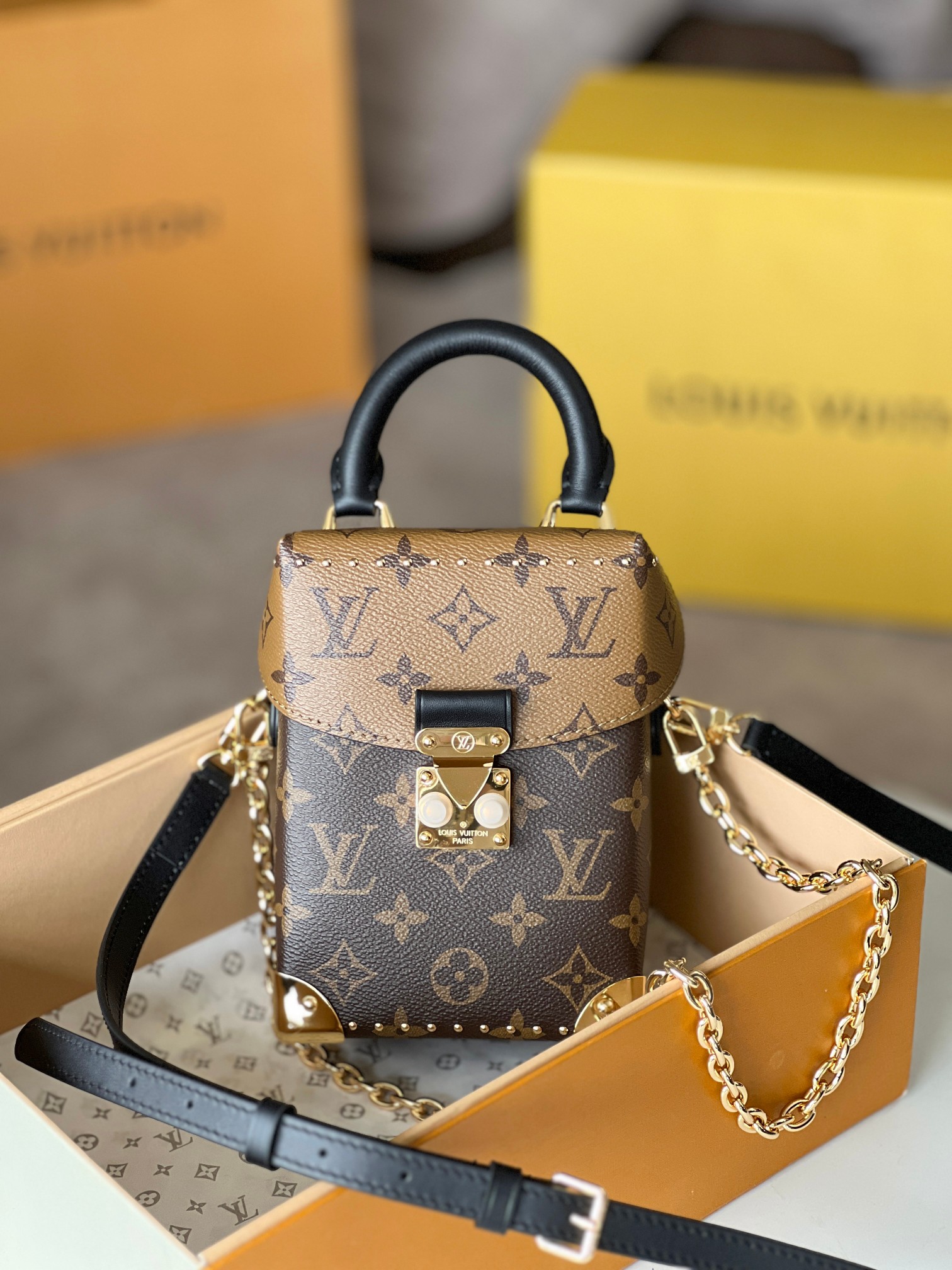 NO:201362,New top-notch original single all-steel hardware M82465 yellow box bag chain bag series CAMERA BOX handbag This Camera Box handbag uses Monogram and Monogram Reverse canvas to create a modern configuration, integrating S-lock locks, metal corners and studs and other Petite Malle handbags. The slender chain highlights the soft style, and the top handle adds a comfortable carrying method. Size 12.5 x 17.6 x 6 cm, LV [top original list], louis vuitton, versace19860909新爆款顶级原单全钢五金 M82465黄花 盒子包链条包系列 CAMERA BOX 手袋 本款 Camera Box 手袋以 Monogram 和 Monogram Reverse 帆布塑造摩登构型,融合 S-lock 锁扣,金属包角和饰钉等 Petite Malle 手袋的标志性细节.纤细链条彰显柔美格调,顶部手柄再添舒适背携方式.尺寸12.5 x 17.6 x 6 厘米,LV【顶级原单】,louis vuitton,versace,Bag