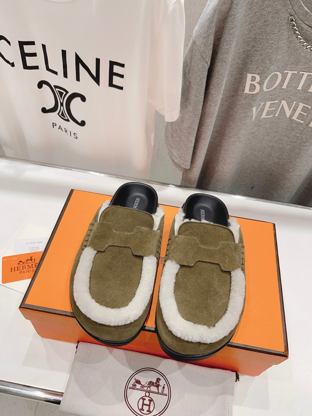 顶级出厂 Hermes* 爱马仕H家又一款让你完全hold不住钱包的大爆款，听说超级难买‼️🤩🤩毛毛内里