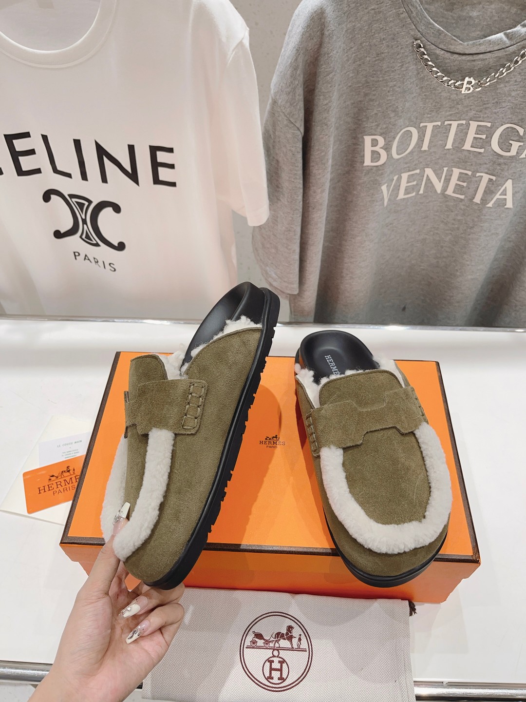 顶级出厂 Hermes* 爱马仕H家又一款让你完全hold不住钱包的大爆款，听说超级难买‼️🤩🤩毛毛内里