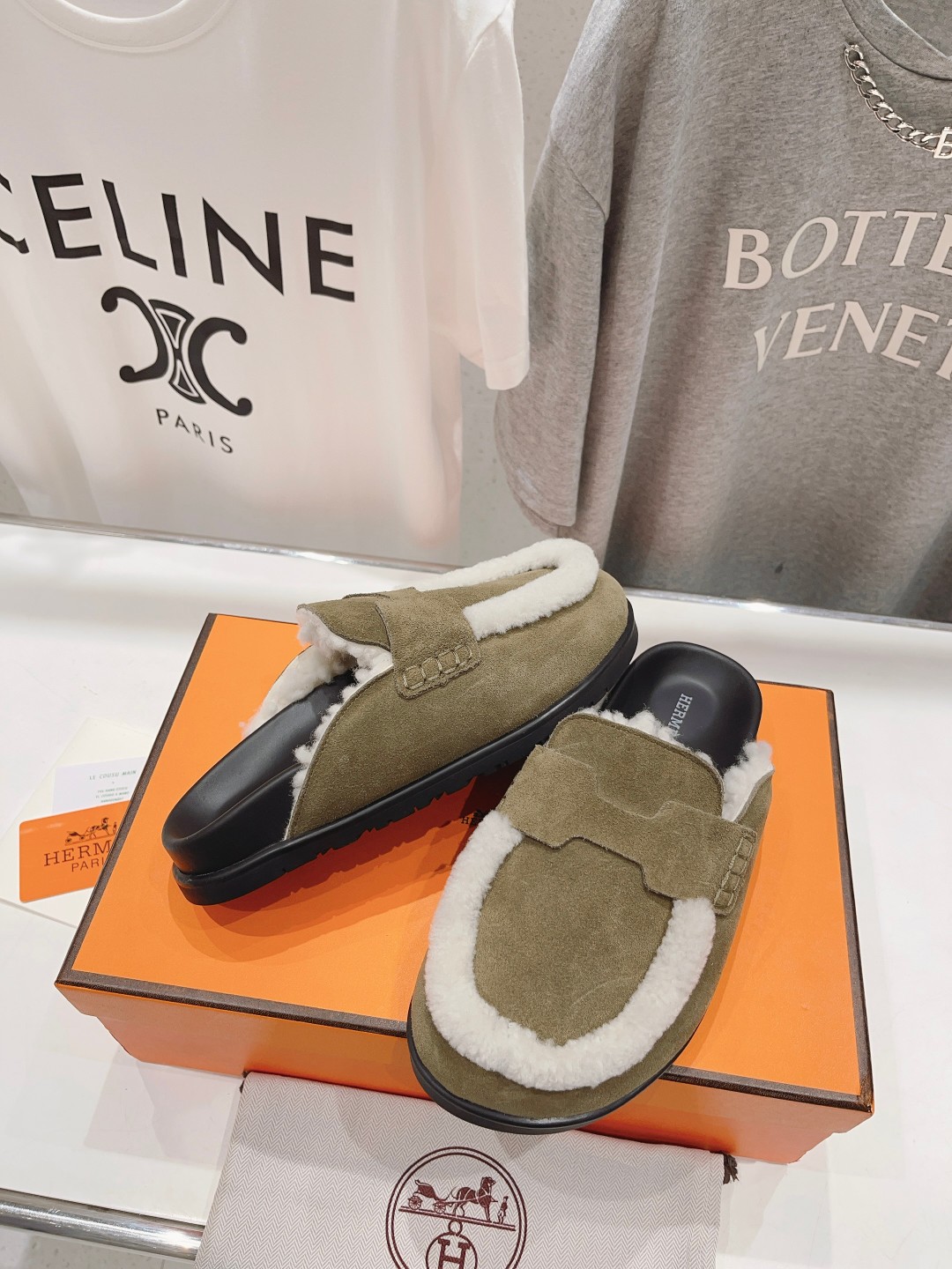 顶级出厂 Hermes* 爱马仕H家又一款让你完全hold不住钱包的大爆款，听说超级难买‼️🤩🤩毛毛内里