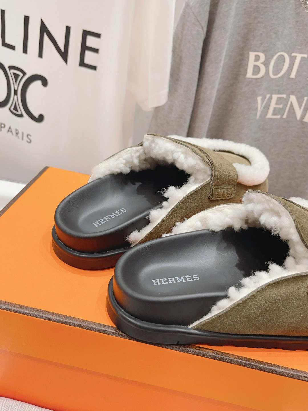 顶级出厂 Hermes* 爱马仕H家又一款让你完全hold不住钱包的大爆款，听说超级难买‼️🤩🤩毛毛内里