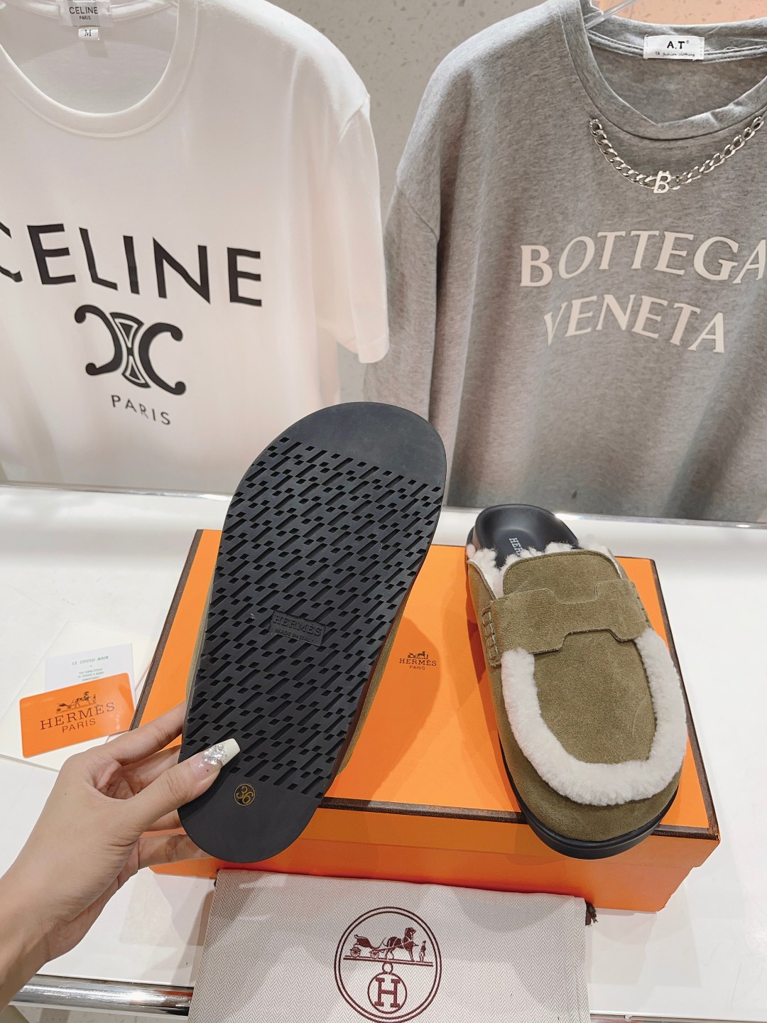 顶级出厂 Hermes* 爱马仕H家又一款让你完全hold不住钱包的大爆款，听说超级难买‼️🤩🤩毛毛内里