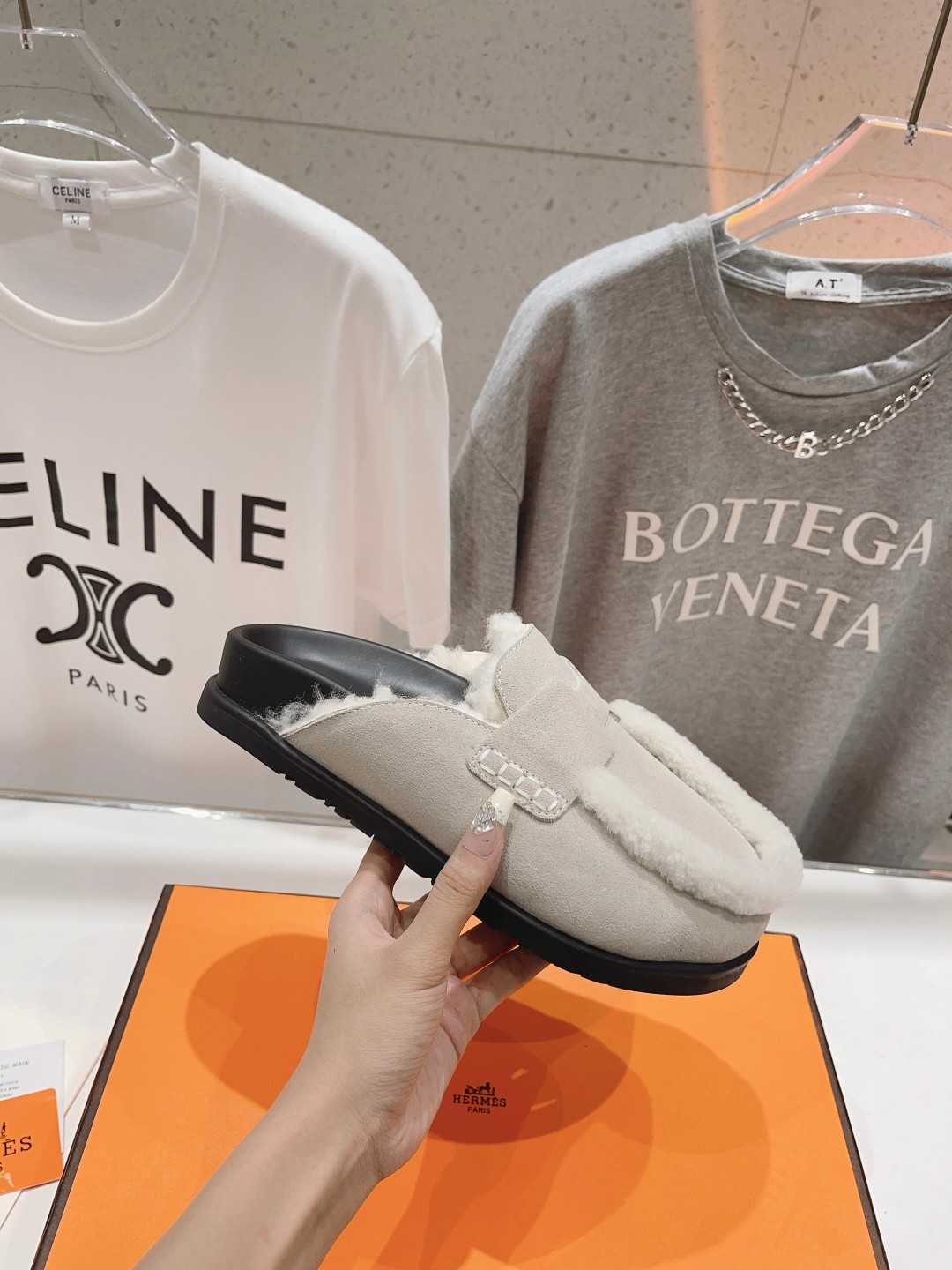 顶级出厂 Hermes* 爱马仕H家又一款让你完全hold不住钱包的大爆款，听说超级难买‼️🤩🤩毛毛内里
