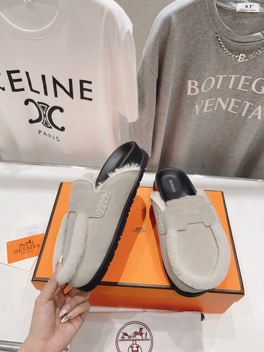 顶级出厂 Hermes* 爱马仕H家又一款让你完全hold不住钱包的大爆款，听说超级难买‼️🤩🤩毛毛内里