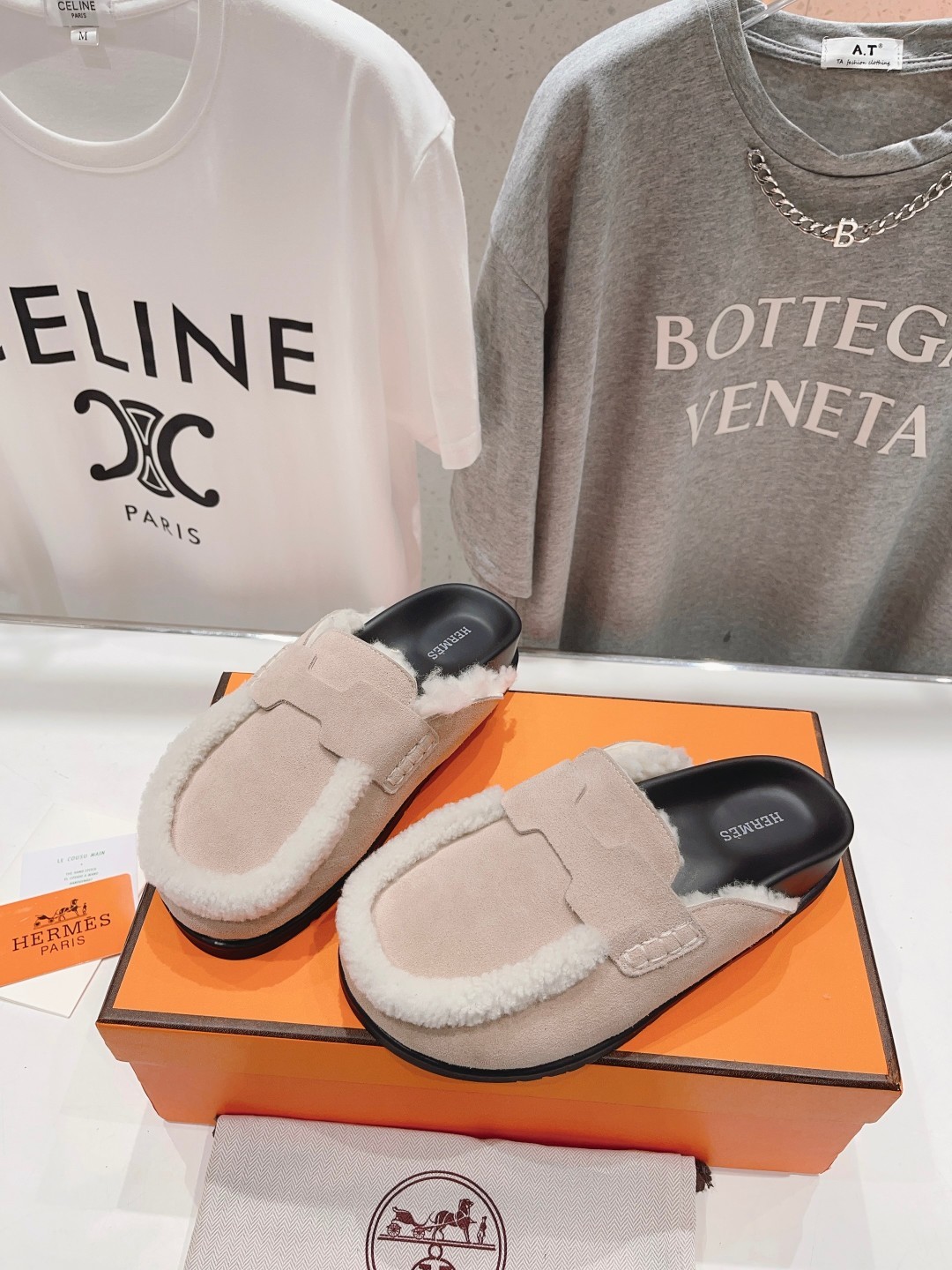 顶级出厂 Hermes* 爱马仕H家又一款让你完全hold不住钱包的大爆款,听说超级难买‼️🤩🤩毛毛内里