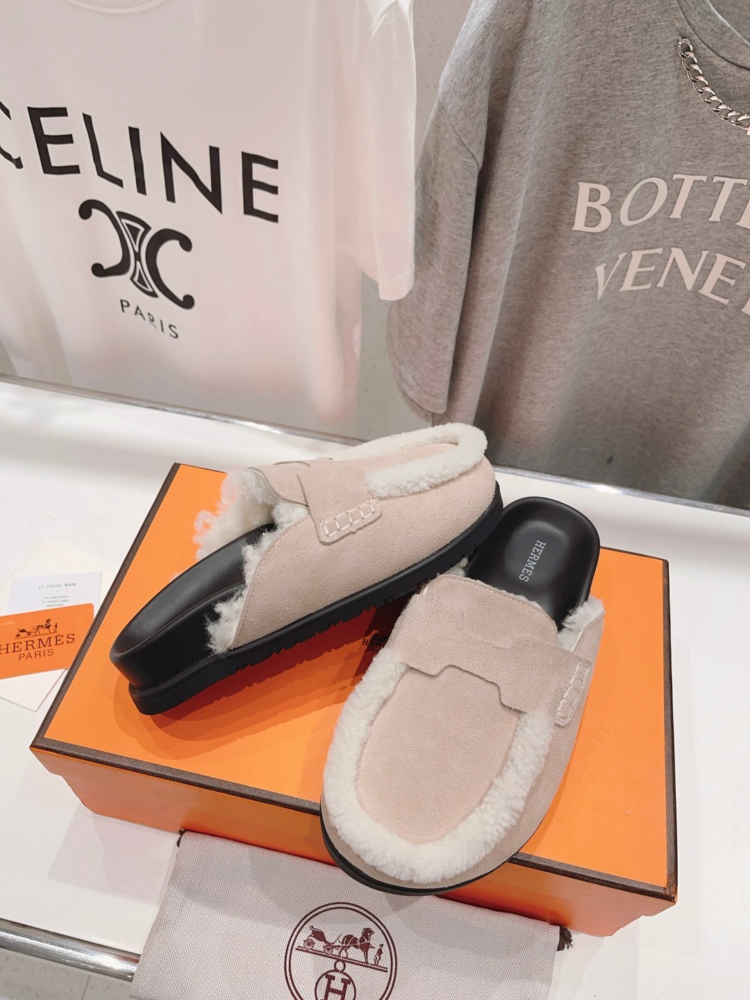 顶级出厂 Hermes* 爱马仕H家又一款让你完全hold不住钱包的大爆款,听说超级难买‼️🤩🤩毛毛内里