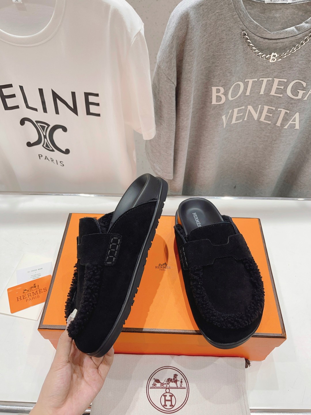顶级出厂 Hermes* 爱马仕H家又一款让你完全hold不住钱包的大爆款，听说超级难买‼️🤩🤩毛毛内里