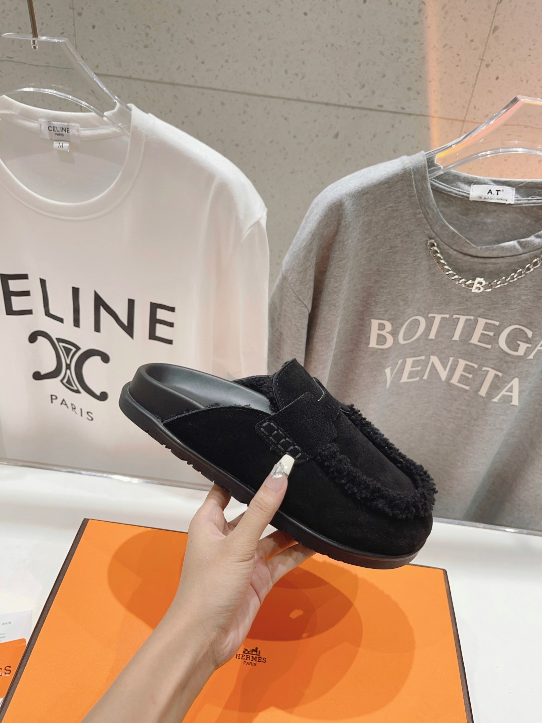 顶级出厂 Hermes* 爱马仕H家又一款让你完全hold不住钱包的大爆款，听说超级难买‼️🤩🤩毛毛内里