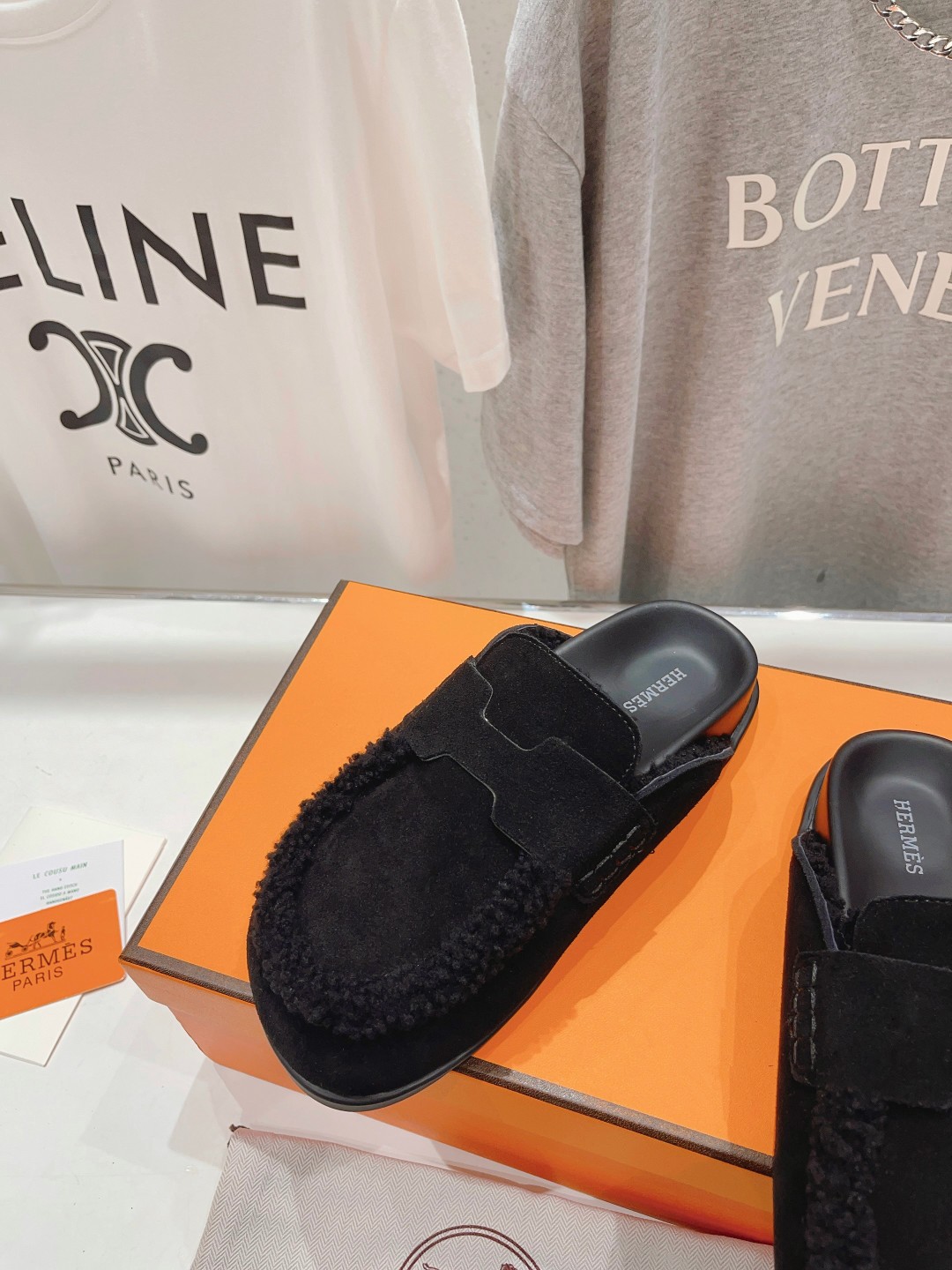 顶级出厂 Hermes* 爱马仕H家又一款让你完全hold不住钱包的大爆款，听说超级难买‼️🤩🤩毛毛内里