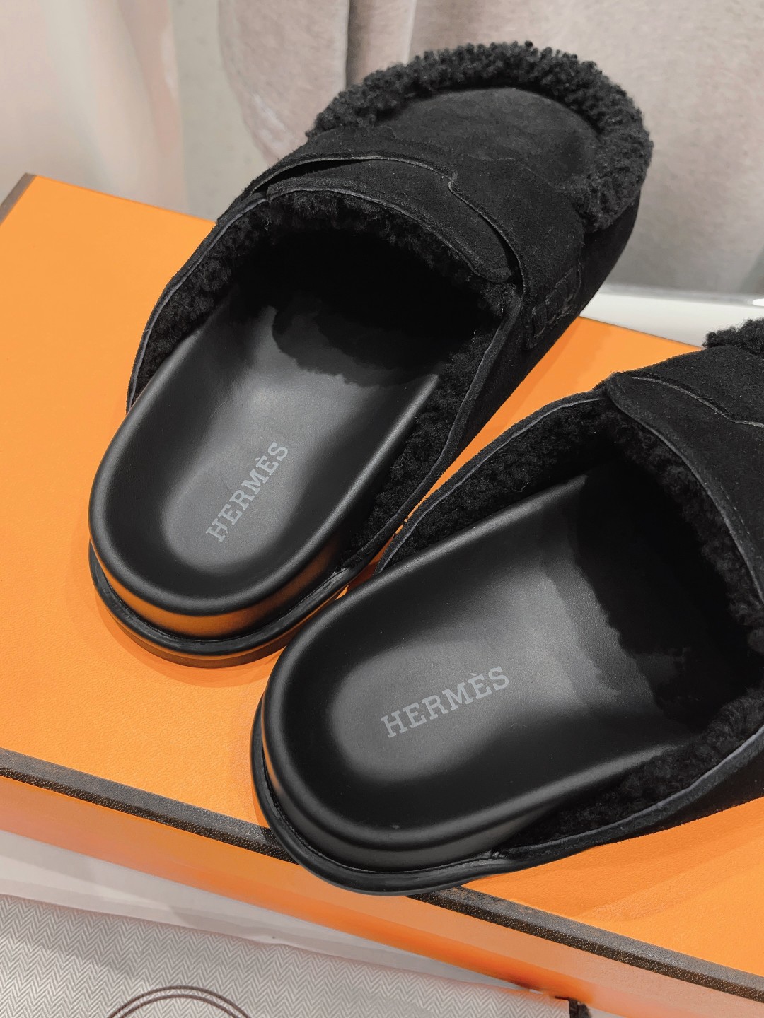 顶级出厂 Hermes* 爱马仕H家又一款让你完全hold不住钱包的大爆款，听说超级难买‼️🤩🤩毛毛内里