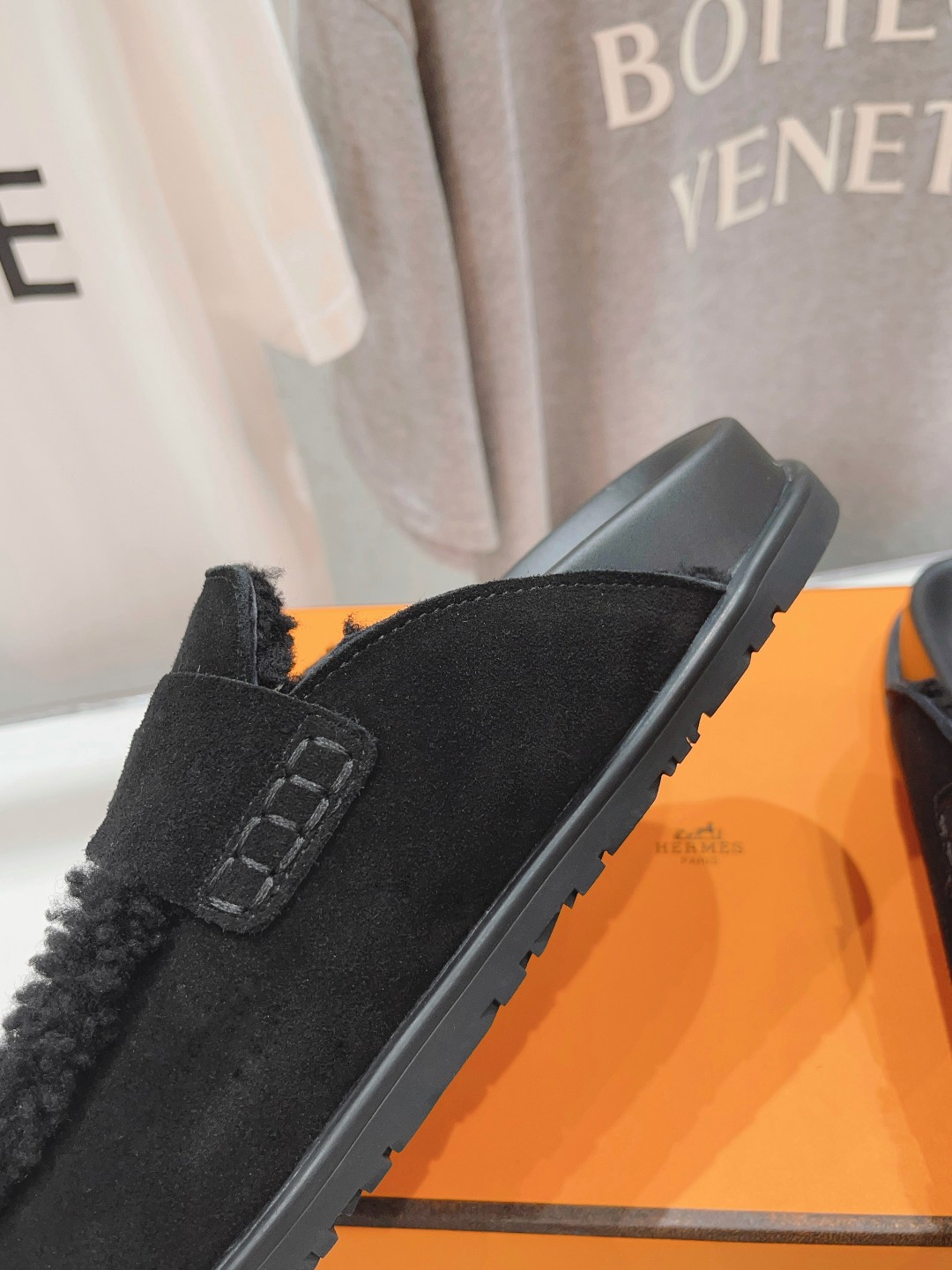 顶级出厂 Hermes* 爱马仕H家又一款让你完全hold不住钱包的大爆款，听说超级难买‼️🤩🤩毛毛内里