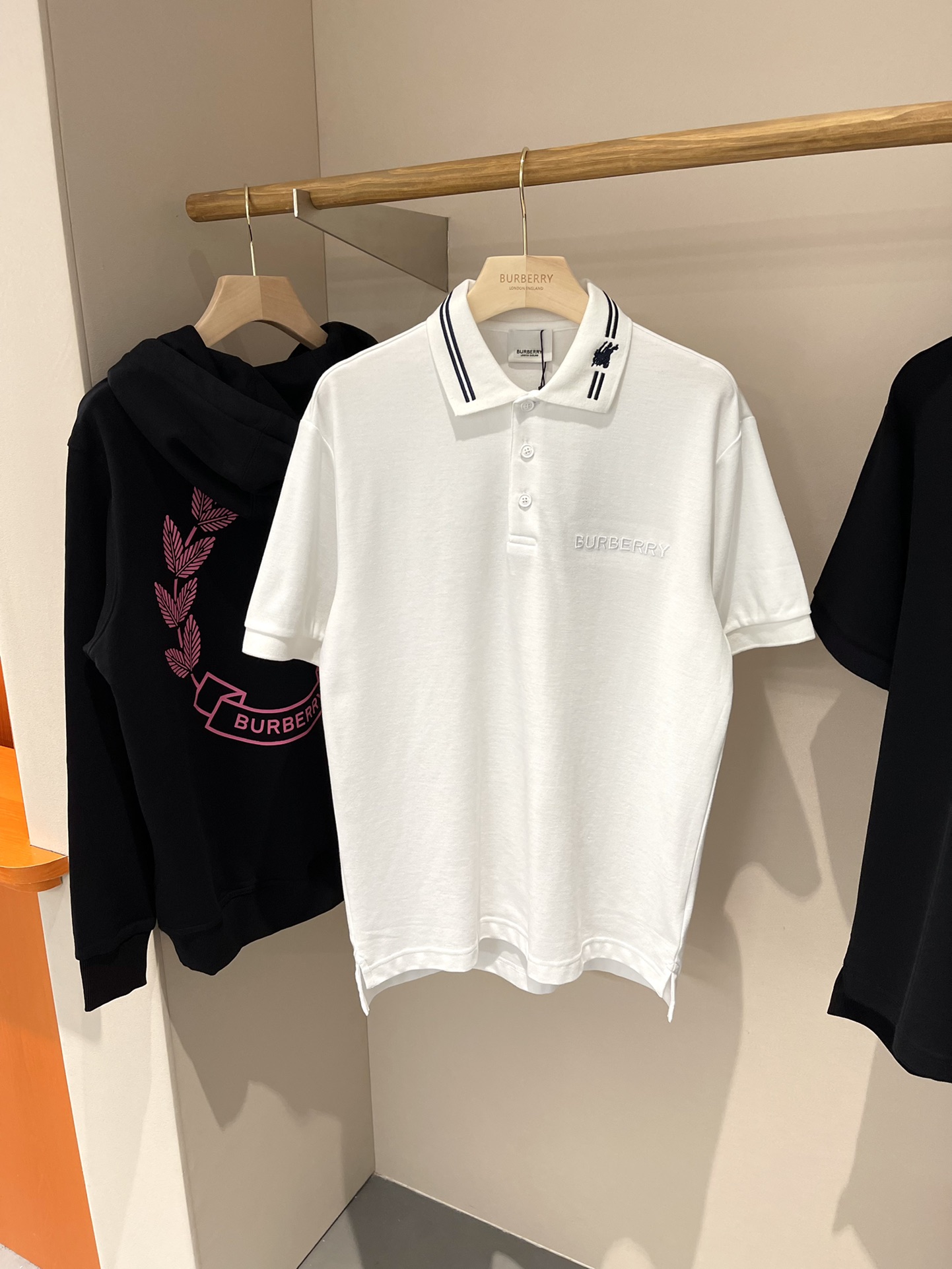 NO:137193,.BBR Ba*li 2025ss latest model collar equestrian knight logo cotton Polo shirt classic war horse logo embroidery, high-end British style, high-end bead floor cotton POLO shirt is also a must-have style for all BUR fans. If you want to buy a POLO shirt this year, then I think this style must have a place!  !  Use war horse logo embroidery as an embellishment, and combine war horse and striped logos as a unique combination!  The high-end bead floor cotton material ensures amazing comfort, breathability, and hygroscopicity, but also ensures a good style and natural drooping feeling. It also has anti-wrinkle and uneasy pilling characteristics, which are quite a reason to buy!  The details of each part of the hand feel are quite exquisite and outstanding, which can better demonstrate the spirit!  !  Perfect appearance and gift for your own wear are the best quality. S-M-L-XL-XXL, burberry, alexander wang19860909.BBR 巴*莉 2025ss最新款 领子马术骑士徽标棉质 Polo 衫 经典战马徽标刺绣、高端英式风格打造,高端珠地棉POLO衫驾到,也是BUR全员粉丝必入的极品款式,假如今年你要入手POLO衫,那么我觉得此款必须要占有一席之地！！用战马徽标刺绣作为点缀,别出心裁的将战马和条纹标识作为一个结合！高端的珠地棉材质打造,保证了惊人的舒适性跟透气性、吸湿性以外,更是保证了良好的版型跟自然的垂感,还有抗皱以及不易起球特质更是相当需要入手的理由！手感每一处的细节都是相当的精致跟不俗,能够更好的彰显精气神！！品相完美,送人自穿都是上上之选的精品.码数S-M-L-XL-XXL,,burberry,alexander wang,Men's clothing