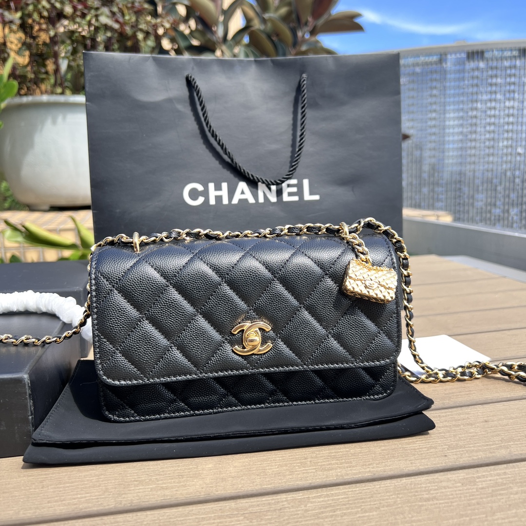 Сумка Chanel складная на цепочке, черная с золотистым декором