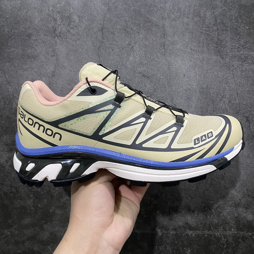 【W1纯原版】 Salomon XT-6萨洛蒙复古潮流户外机能登山跑鞋 鹅黄色n注意不是绿x版 注意区别 部分材料和细节区分还是挺明显的nn纯原外贸平台特供订单耗时半年巨作 全套原纸板楦头开发原厂特供网布配套加持 确保原汁原味n完美呈现版型 原档数据独家私模五层组合大底男女鞋同步官方开发至46.5原装Ortholite轻量化鞋垫 中底布带钢印编号原厂TPU锁扣 进口港宝加持后跟自然饱满 还原公司包裹性鞋面以“锯齿”状的包裹系统呈现在基色底之下加入了各种色点缀将公司的最新技术和时尚前卫的造型融入耐用的长跑款式中鞋面由 TPU 薄膜制成 并焊接在高耐磨网眼上 使其既时尚又坚固 由 ACS底盘支撑 可增强稳定性和支撑力 以及由橡胶凸耳 Contragrip外底覆盖的 EVA 缓冲中底 旨在应对崎岖的地形 鞋舌上的彩色Salomon 标签、Quicklace 系统以及鞋头、鞋舌和鞋跟上的附加品牌使细节更加完美 让穿着者可以轻松驾驭户外与通勤下的任何运动生活场景 无缝鞋身户外随意纵横 颜值与脚感兼备 出街通勤 绝对非常吸睛 你值得拥有 尺码：36-46.5-莆田鞋批发中心