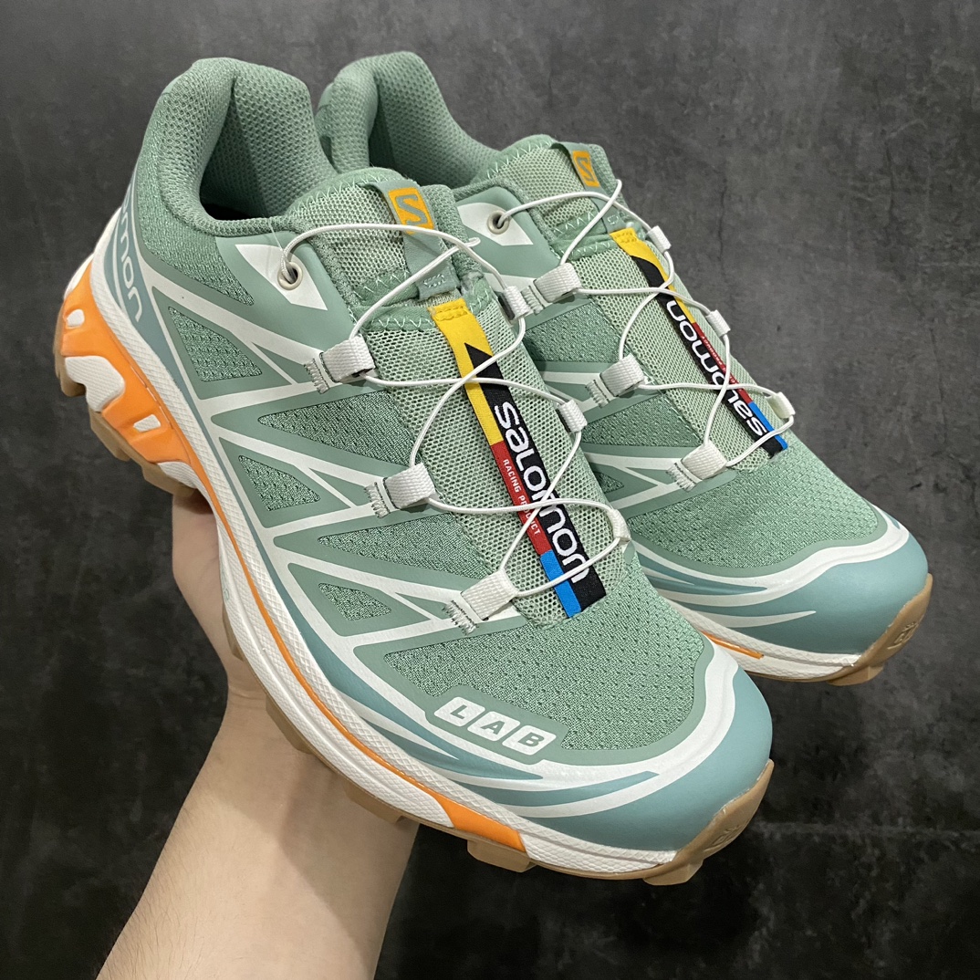 【W1纯原版】 Salomon XT-6萨洛蒙复古潮流户外机能登山跑鞋 黄岗岩绿n注意不是绿x版 注意区别 部分材料和细节区分还是挺明显的nn纯原外贸平台特供订单耗时半年巨作 全套原纸板楦头开发原厂特供网布配套加持 确保原汁原味n完美呈现版型 原档数据独家私模五层组合大底男女鞋同步官方开发至46.5原装Ortholite轻量化鞋垫 中底布带钢印编号原厂TPU锁扣 进口港宝加持后跟自然饱满 还原公司包裹性鞋面以“锯齿”状的包裹系统呈现在基色底之下加入了各种色点缀将公司的最新技术和时尚前卫的造型融入耐用的长跑款式中鞋面由 TPU 薄膜制成 并焊接在高耐磨网眼上 使其既时尚又坚固 由 ACS底盘支撑 可增强稳定性和支撑力 以及由橡胶凸耳 Contragrip外底覆盖的 EVA 缓冲中底 旨在应对崎岖的地形 鞋舌上的彩色Salomon 标签、Quicklace 系统以及鞋头、鞋舌和鞋跟上的附加品牌使细节更加完美 让穿着者可以轻松驾驭户外与通勤下的任何运动生活场景 无缝鞋身户外随意纵横 颜值与脚感兼备 出街通勤 绝对非常吸睛 你值得拥有 尺码：36-46.5-莆田鞋批发中心