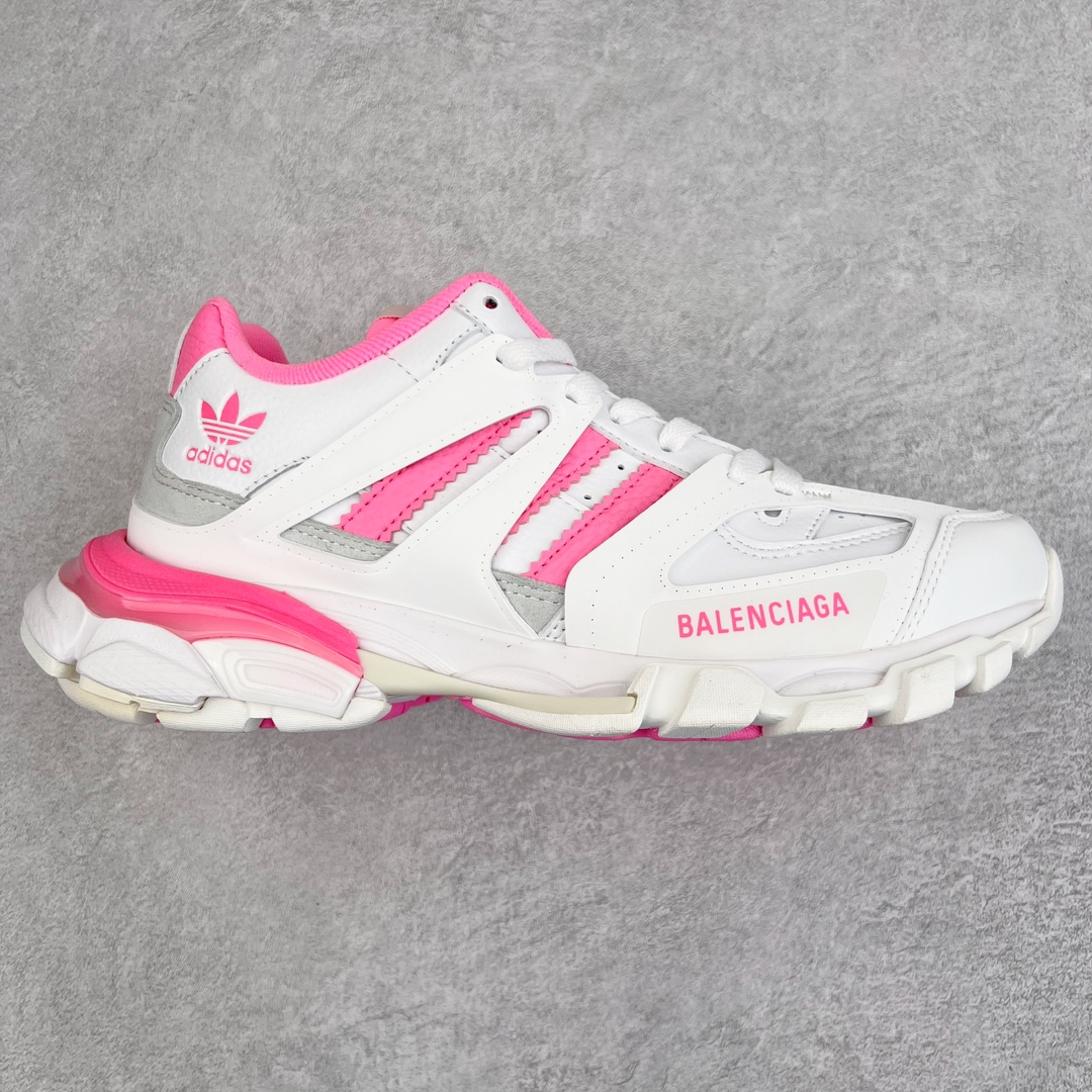 💰400 ＃VG零售版 Adidas x BALENCIAGA Track 阿迪达斯巴黎世家联名复古老爹鞋 全套原纸板楦头开发 最原汁原味的灵魂版型 全鞋荧光划线卡点 胶水把控整洁度追求极致完美 每一双都是工艺品 多重QC质检 超越公司货的品控标准 实实在在的免检产品 原盒原配 正确字体电绣 粗细、位置、大小正确 侧边TPU 透气孔匹配意产原版 正确气垫分离大底 TPU软底 原版一致大底LOGO 立体感十足 原厂皮料水洗做旧 采购原厂网纱 该款鞋采用网眼布和尼龙制成 不含皮革 鞋舌饰有Track.2橡胶品牌标识 外侧饰有橡胶品牌标识 泡沫后帮压印品牌标识 外底正面压印BB标识 由176块饰片拼接而成的铰接式鞋面 侧面配金属质感网眼布 内面配有额外金属光泽饰件 包含1副鞋带和1副备用鞋带 后帮配有拉环鞋提 动态鞋底设计 为双脚带来后续的助力  正常尺码 Size：35 36 37 38 39 40 41 42 43 44 45 46 编码：by4936070-运动鞋