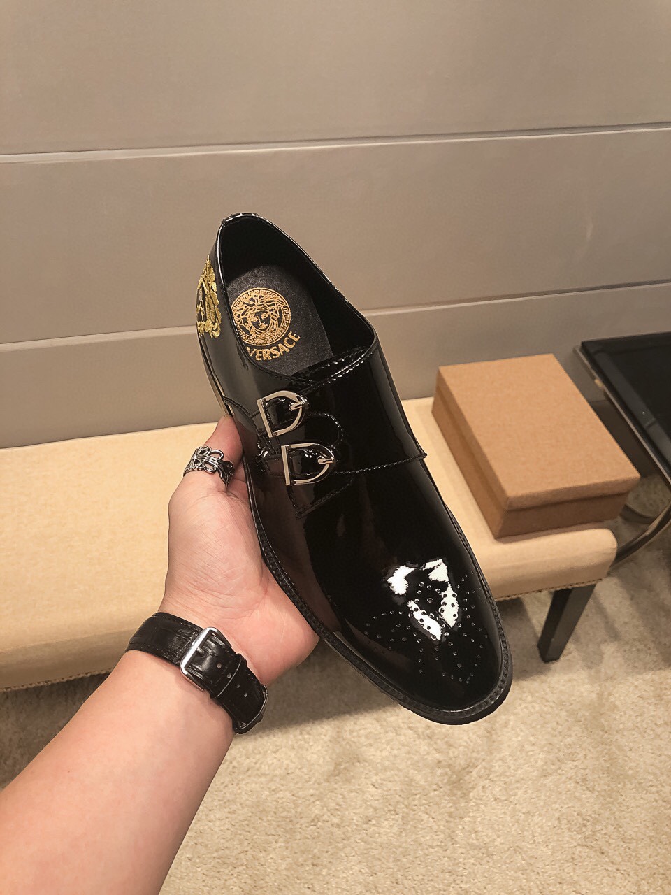 NO:888770,,Official new model [color] Original item from Italian luxury brand Vasaki. Extraordinary, Italian supermodel aristocratic style, simple and refreshing to absolutely capture the eye. Upper layer of cow patent leather + embroidery, water in the first layer of sheepskin, super versatile, fashionable without losing trend, noble without losing taste, absolute focus, men's favorite, standard size 37-45,, sheepskin19860909,官方新款[色]意大利奢牌瓦莎琪原单 气宇不凡,意大利名模贵族棒棒款, 简约清爽造绝对俘虏眼球 鞋面头层牛漆皮+刺绣,水里头层羊皮里,超级百搭,时尚不失潮流,高贵不失品味,绝对的焦点,男士的最爱,标准 码数37-45,,sheepskin,Men's shoes