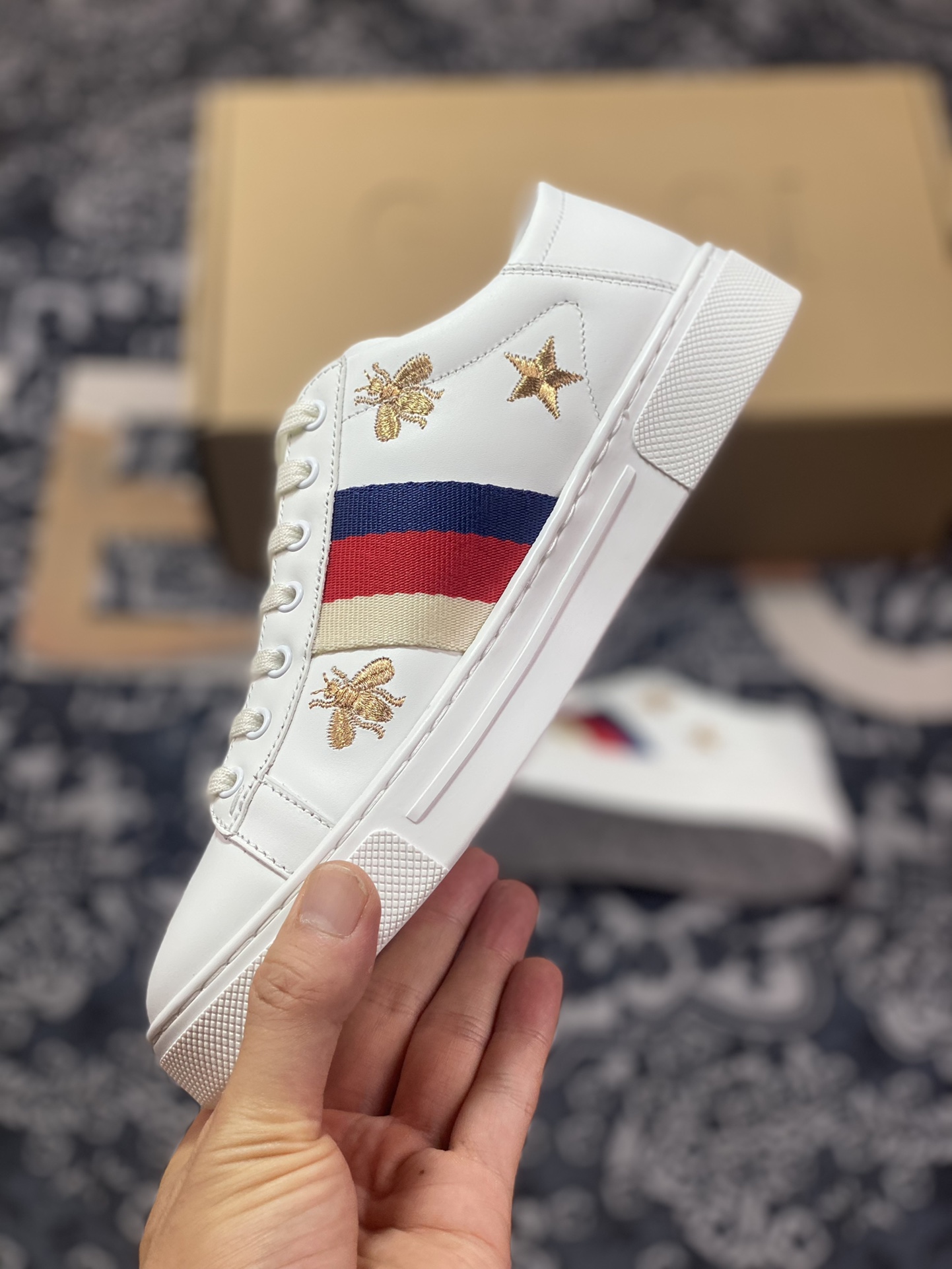 Gucci 1970 ACE Low Sneaker series low-top white sneakers ”leather off-white dark blue and red embroidered bees and stars” 757943 04GG O9085