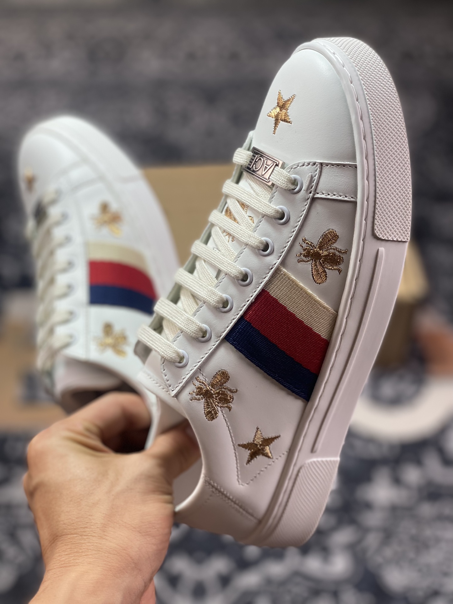 Gucci 1970 ACE Low Sneaker series low-top white sneakers ”leather off-white dark blue and red embroidered bees and stars” 757943 04GG O9085