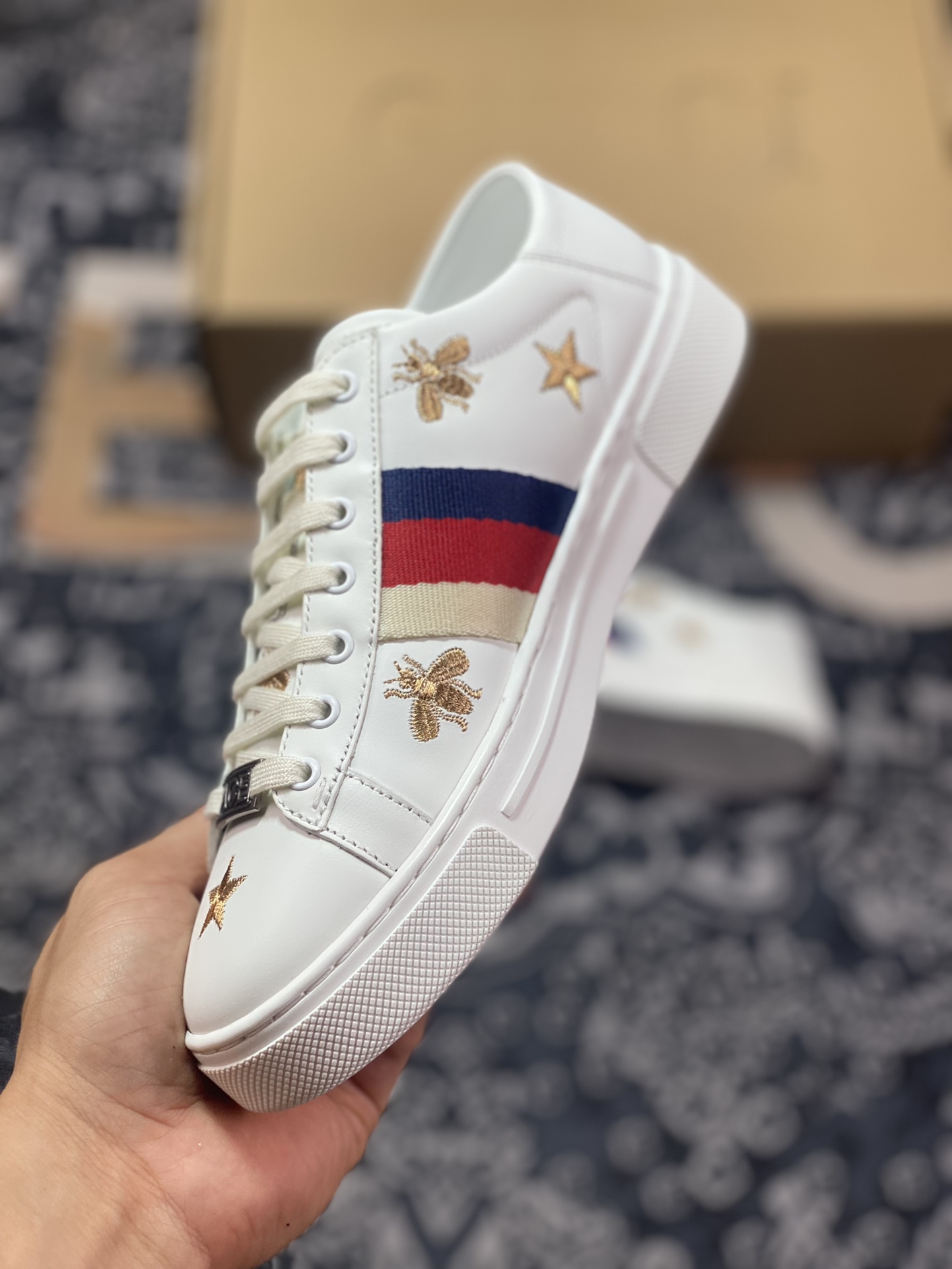 Gucci 1970 ACE Low Sneaker series low-top white sneakers ”leather off-white dark blue and red embroidered bees and stars” 757943 04GG O9085