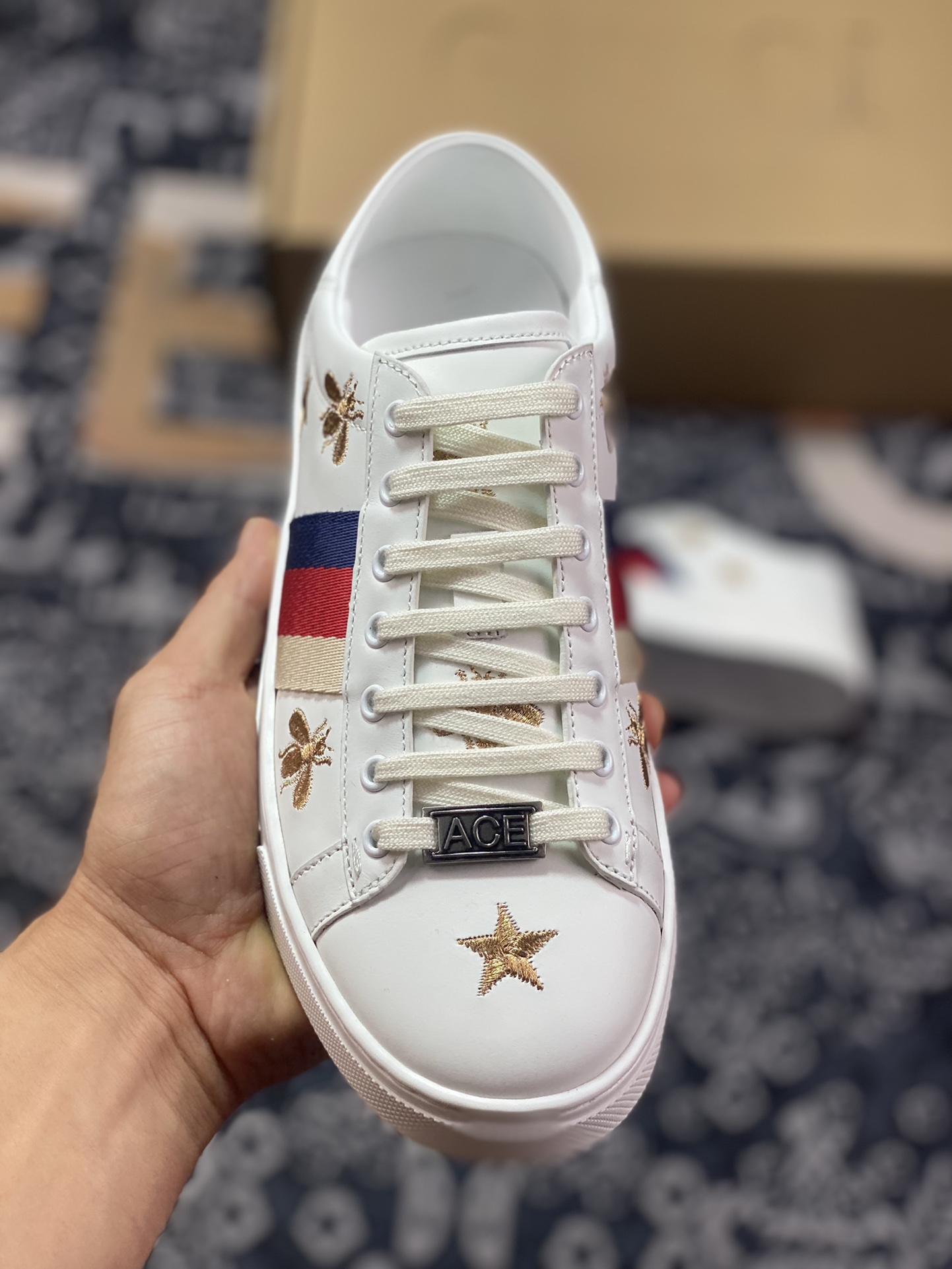 Gucci 1970 ACE Low Sneaker series low-top white sneakers ”leather off-white dark blue and red embroidered bees and stars” 757943 04GG O9085