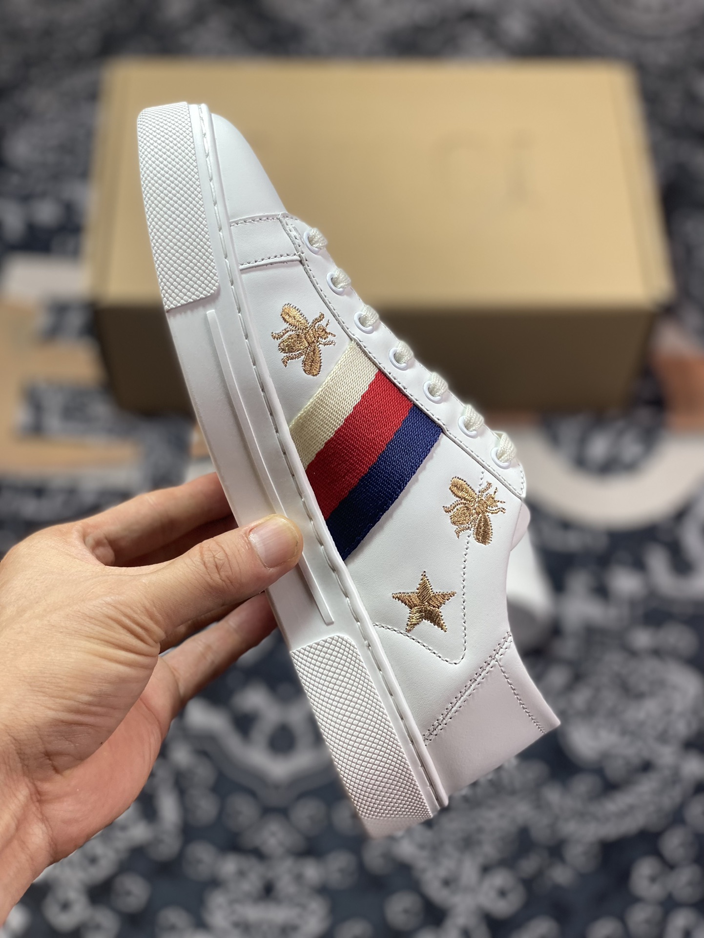 Gucci 1970 ACE Low Sneaker series low-top white sneakers ”leather off-white dark blue and red embroidered bees and stars” 757943 04GG O9085