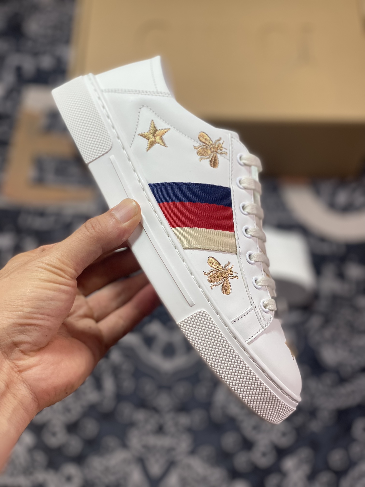 Gucci 1970 ACE Low Sneaker series low-top white sneakers ”leather off-white dark blue and red embroidered bees and stars” 757943 04GG O9085