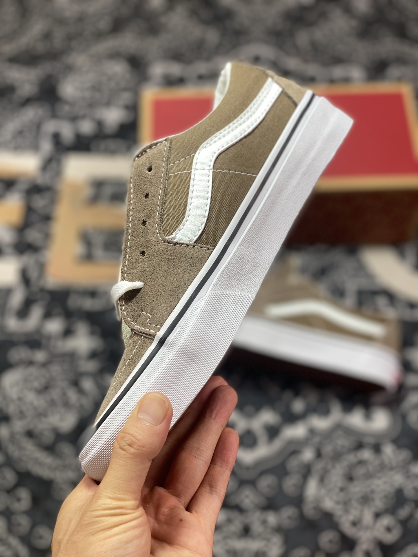 Definition of simple and versatile style. Highly recommend Vans SK8-Low textured green and brown color matching