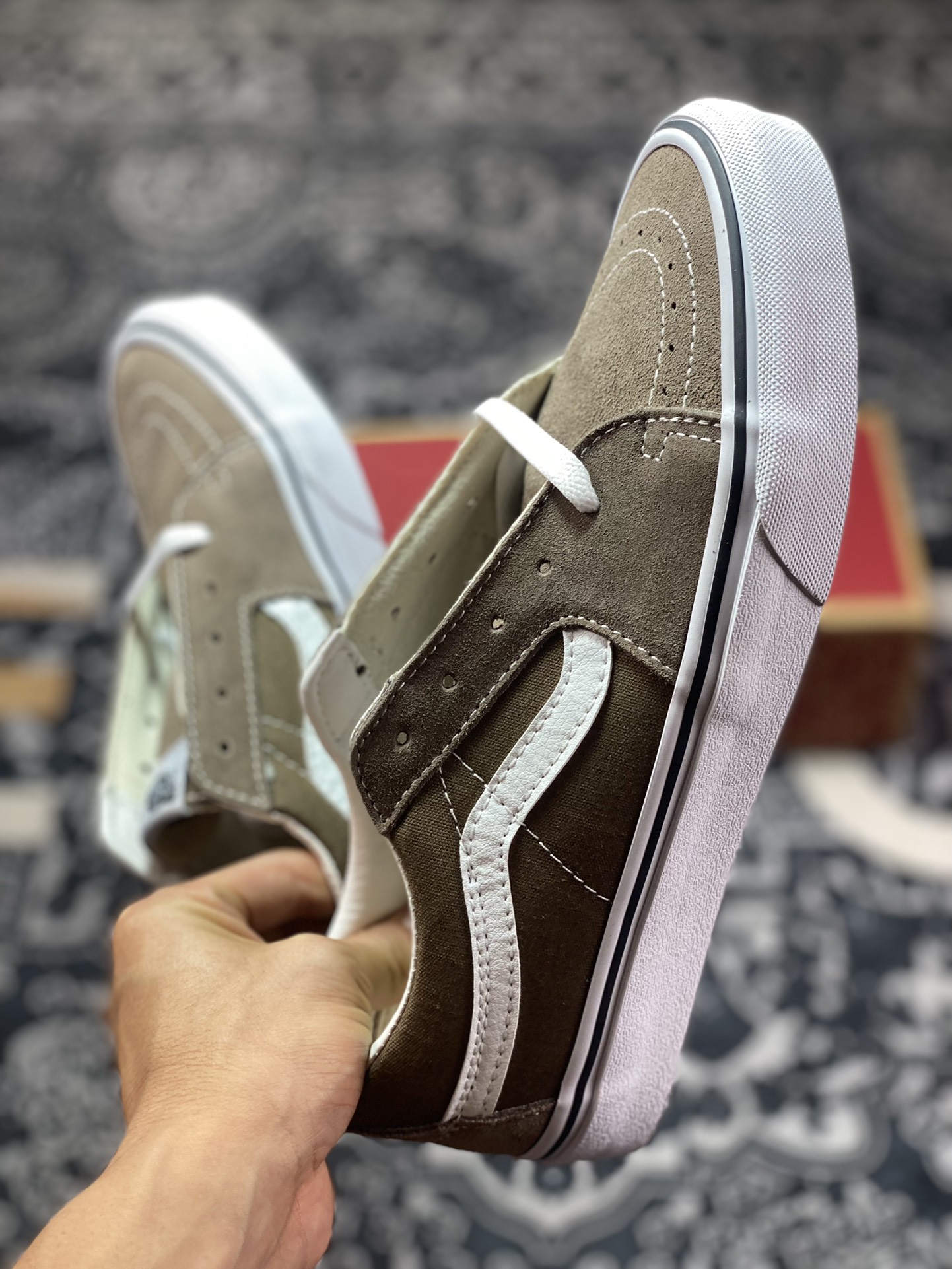 Definition of simple and versatile style. Highly recommend Vans SK8-Low textured green and brown color matching