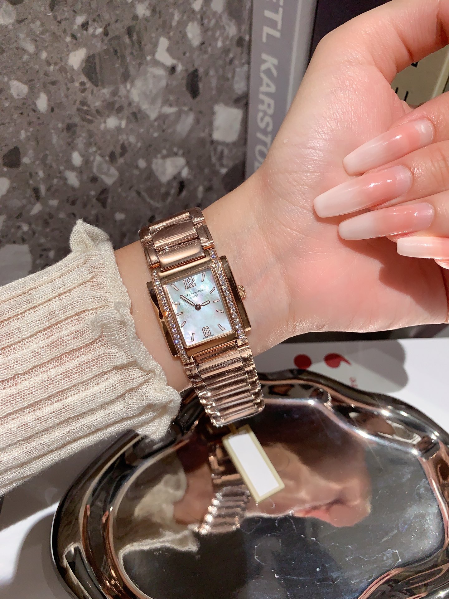 Luxurious Prada Emerald Twenty-4 Watch with Diamond Detailing and Night-Light Compass. - 图片 4