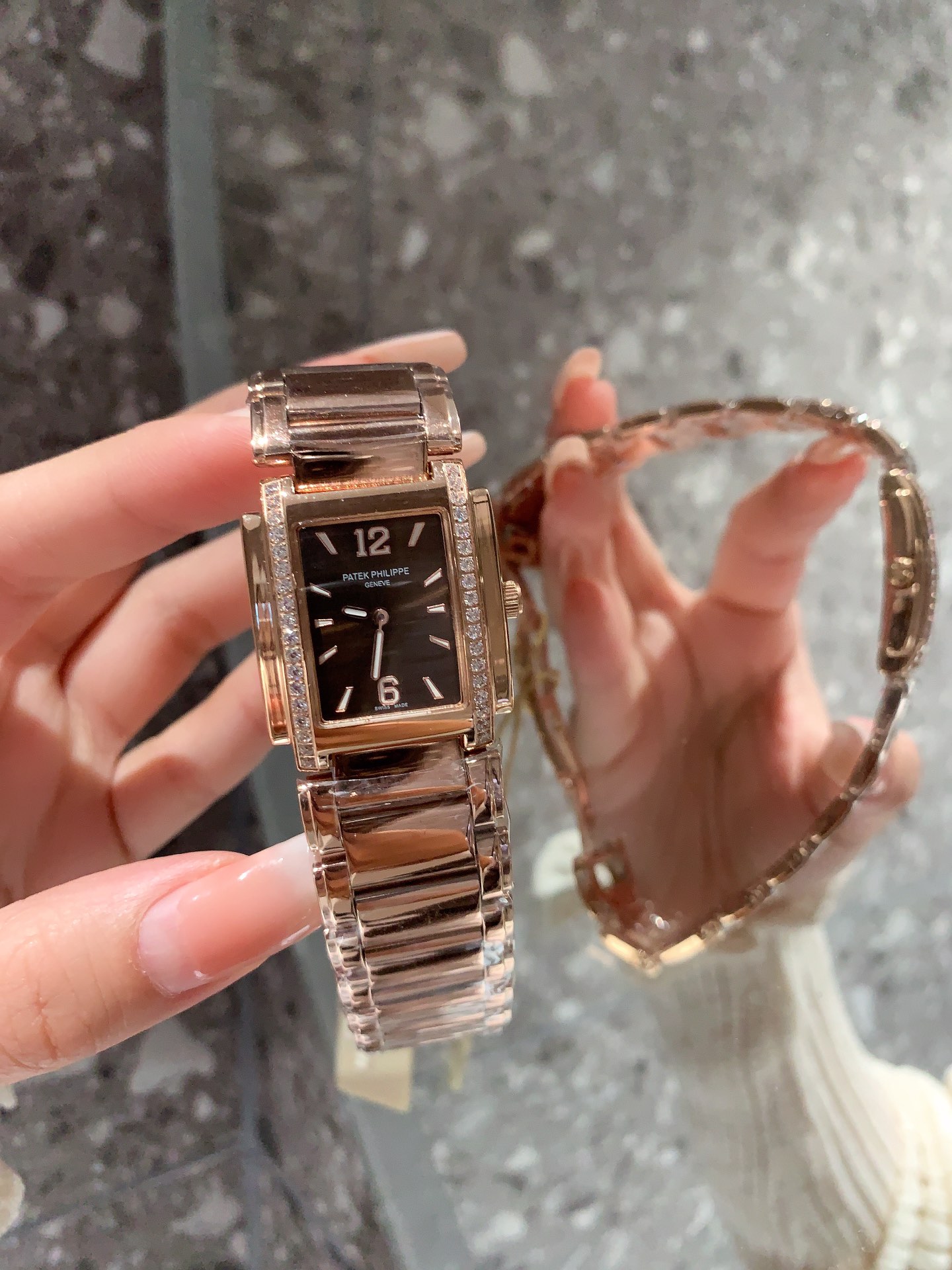 Luxurious Prada Emerald Twenty-4 Watch with Diamond Detailing and Night-Light Compass. - 图片 5