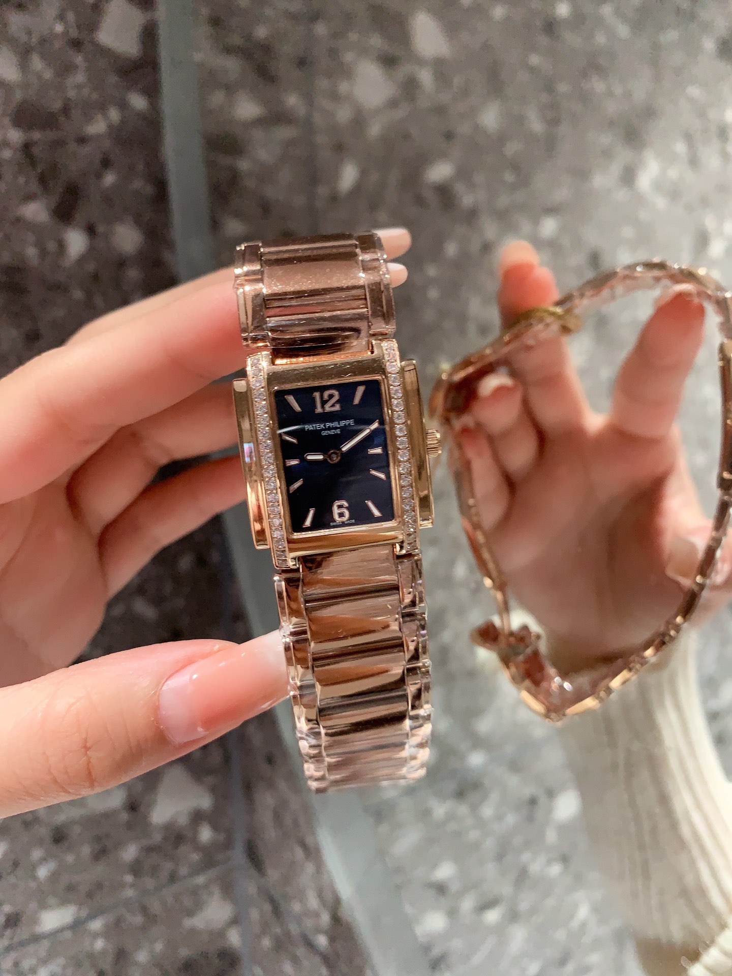 Luxurious Prada Emerald Twenty-4 Watch with Diamond Detailing and Night-Light Compass. - 图片 7