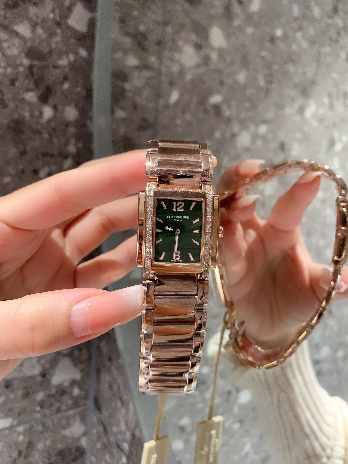 Luxurious Prada Emerald Twenty-4 Watch with Diamond Detailing and Night-Light Compass. - 图片 8