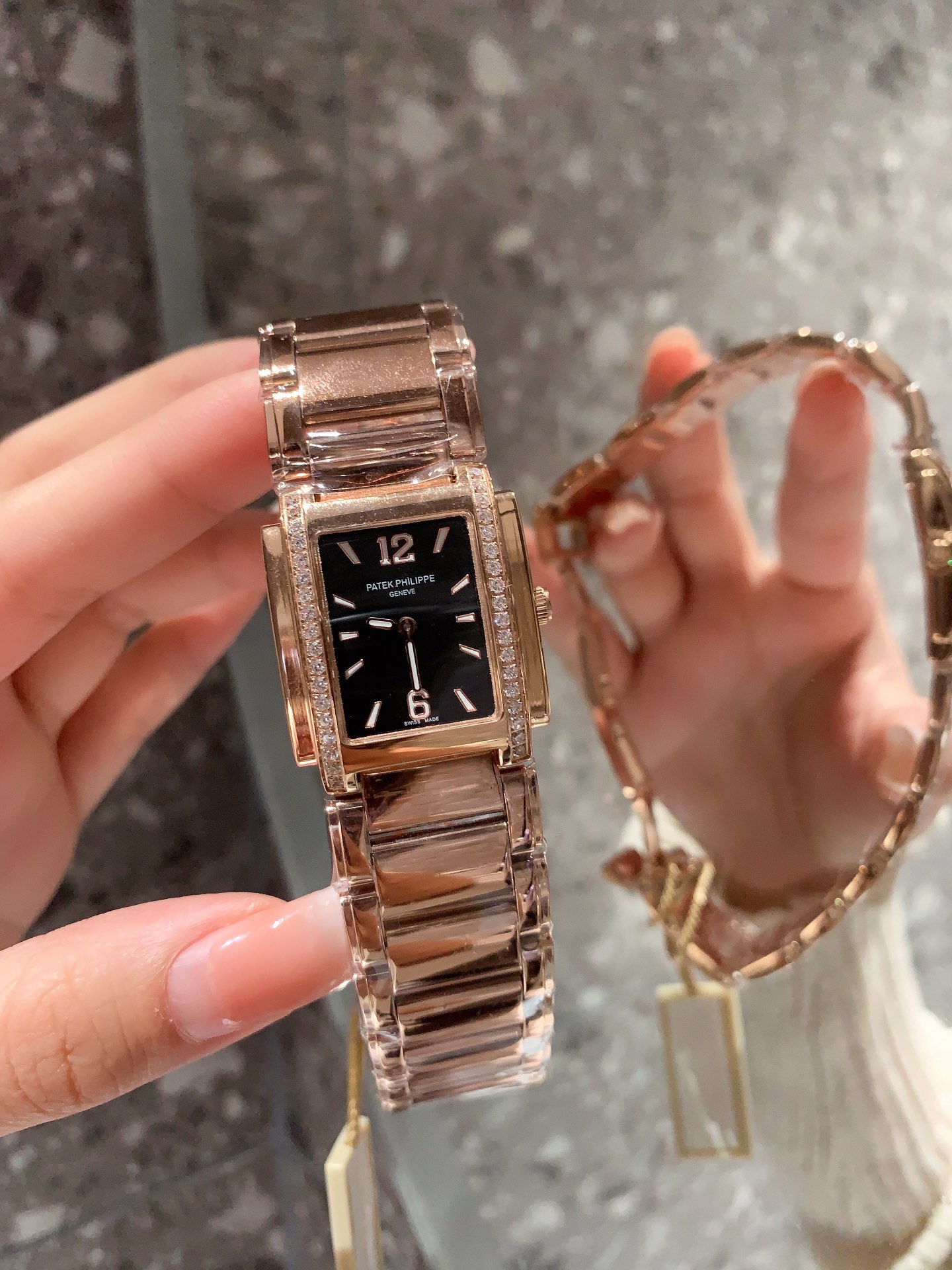 Luxurious Prada Emerald Twenty-4 Watch with Diamond Detailing and Night-Light Compass. - 图片 6